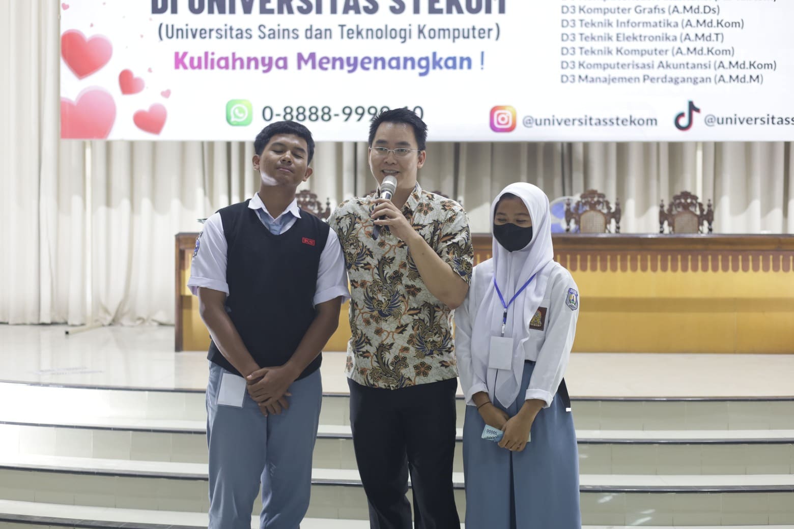 Rekor Lagi-Lagi Kunjungan SMKN 1 Leuwimunding ke Universitas Sains dan Teknologi Komputer Semarang