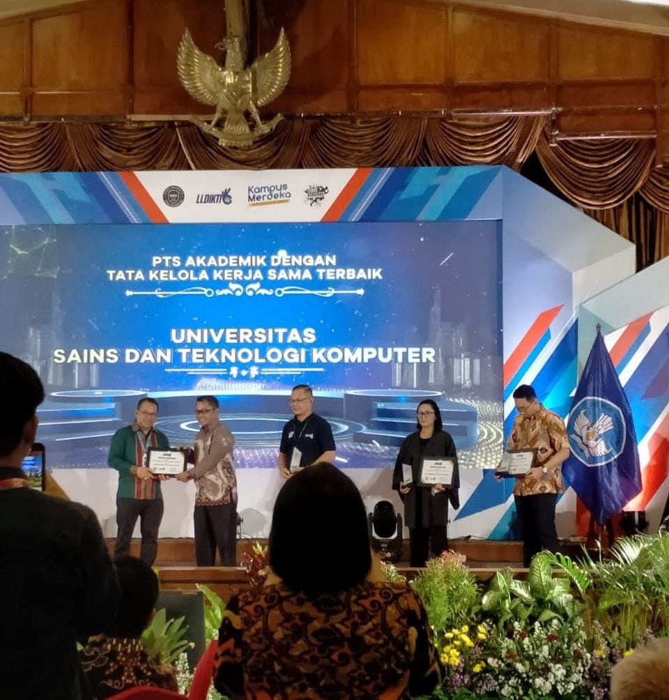 Universitas STEKOM berhasil meraih penghargaan LLDIKTI Wilayah Vl Tahun 2023