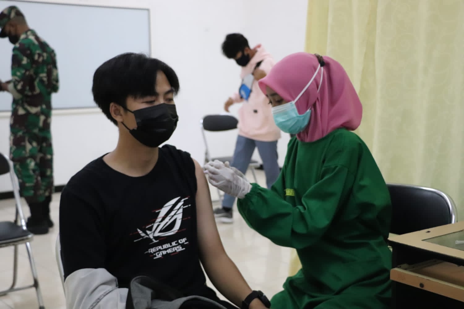 VAKSINASI DI UNIVERSITAS STEKOM BERSAMA KAPOLRES KENDAL