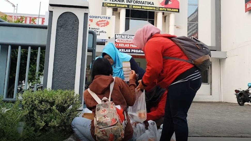 Berbagi Dalam Kegiatan &ldquo;Jumat Berkah&rdquo; Oleh Mahasiswa KKN Universitas Sains dan Teknologi Komputer 