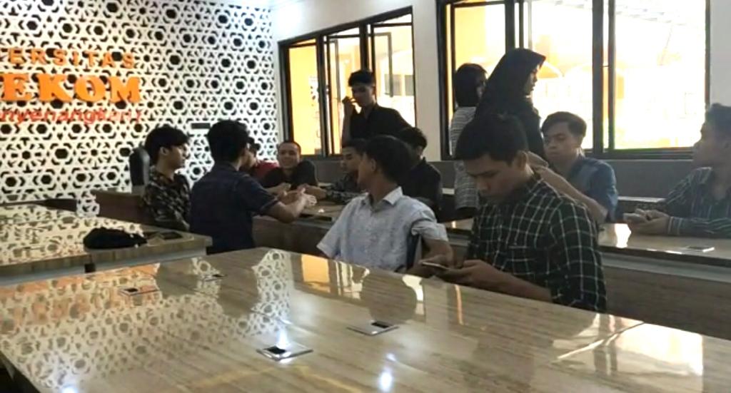 Kedekatan Rektor STEKOM dengan Mahasiswa Memberikan Bimbingan Hingga Makan Bersama
