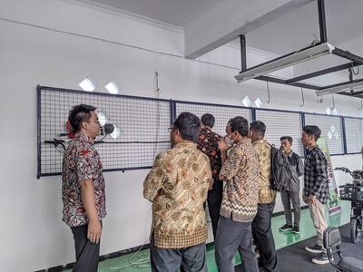 LAB AEO (Amazon Electrindo Otomotif) Kendaraan Listrik Universitas STEKOM Menerima Kunjungan SMK ISLAMIC QON 