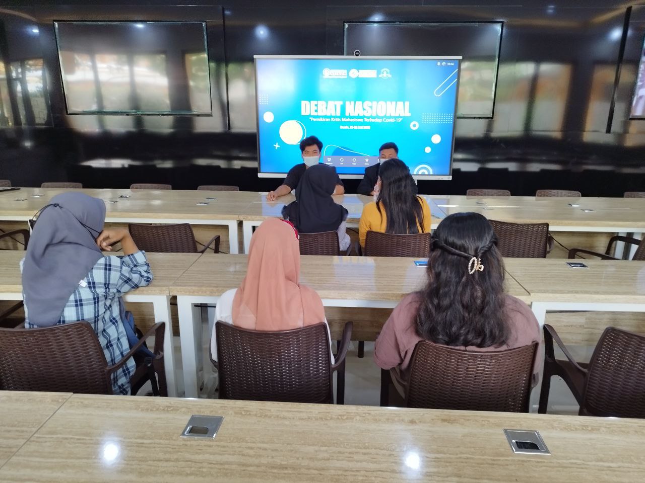 Mahasiswa Prodi Sistem Informasi Fakultas Studi Akademik Universitas Stekom Gelar Kompetisi Debat
