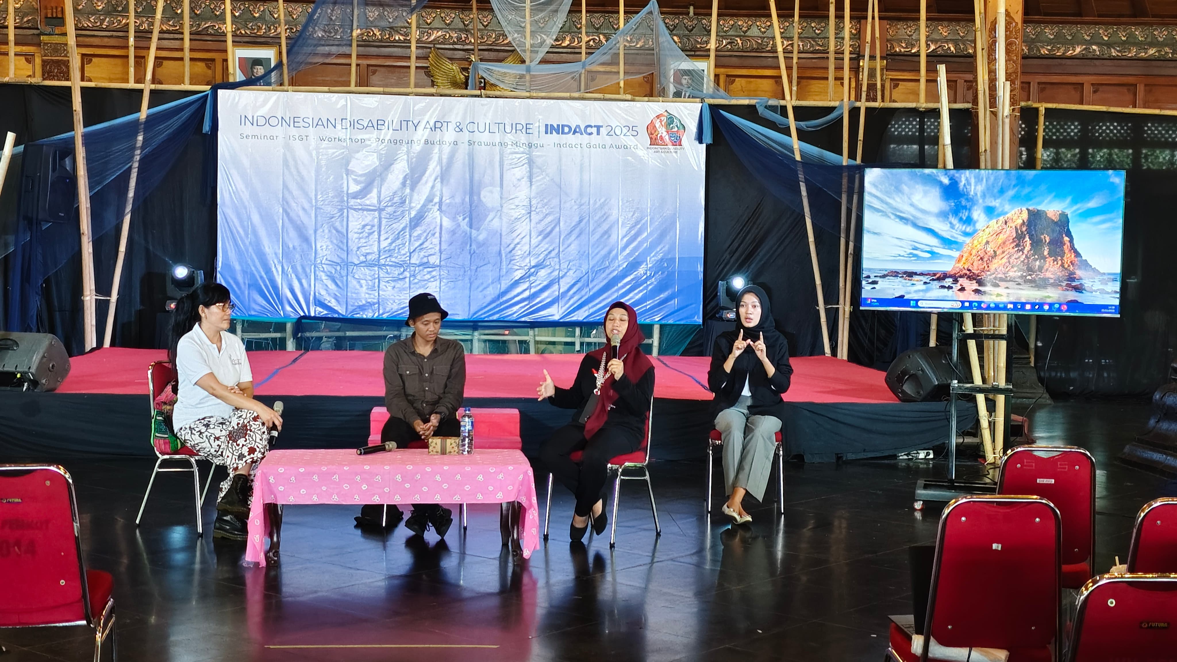 3 Mahasiswa Universitas Stekom Jadi Juru Bahasa Isyarat pada Indonesian Disability Art and Culture Festival 2025