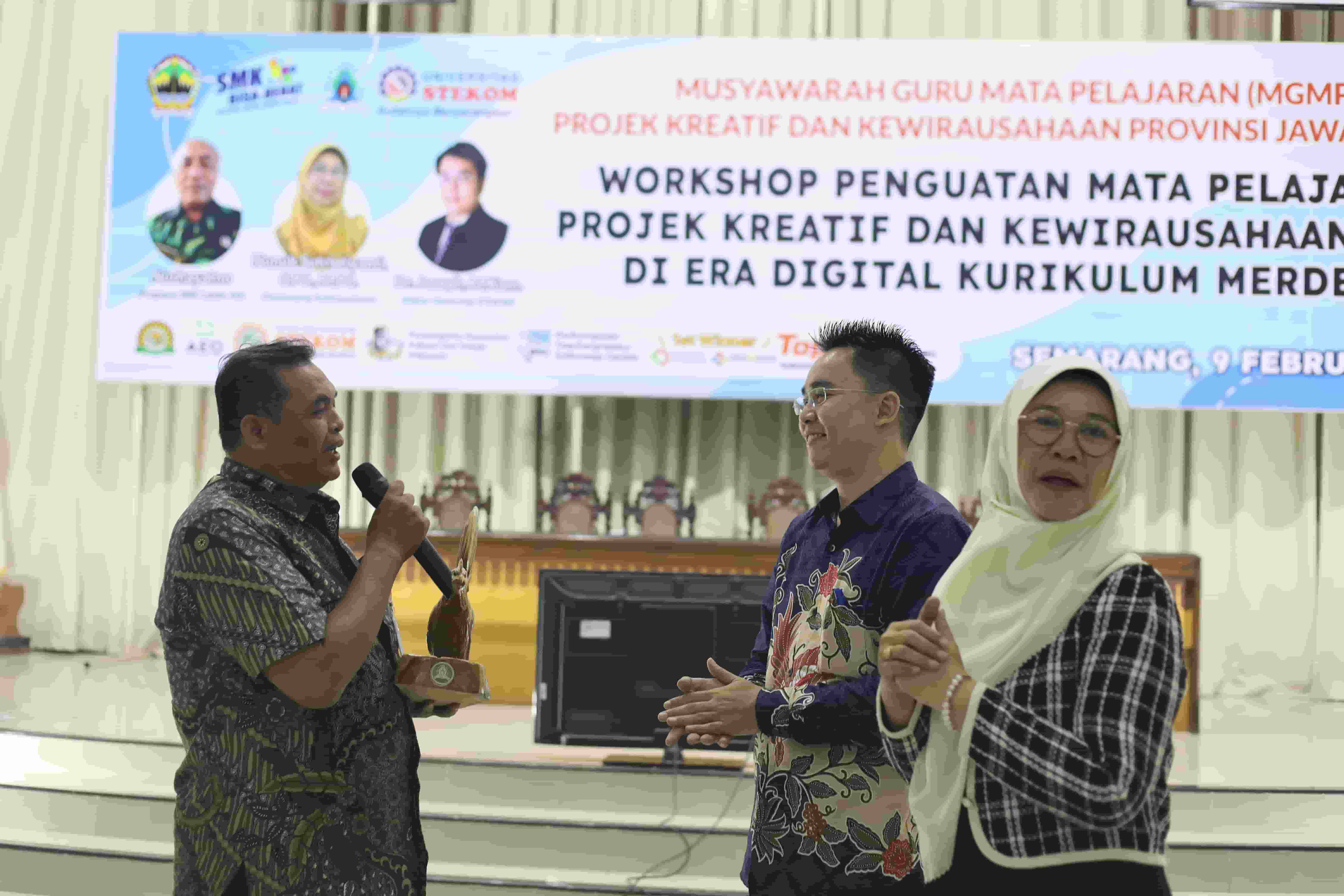 Ratusan Guru Mengikuti Workshop Kewirausahaan di Universitas STEKOM