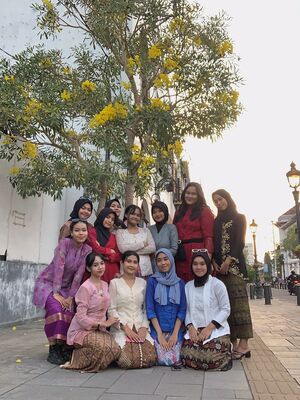 1000 Remaja Berkebaya Universitas STEKOM Diundang Untuk Andil Dalam Acara Festival Kota Lama Semarang 2022