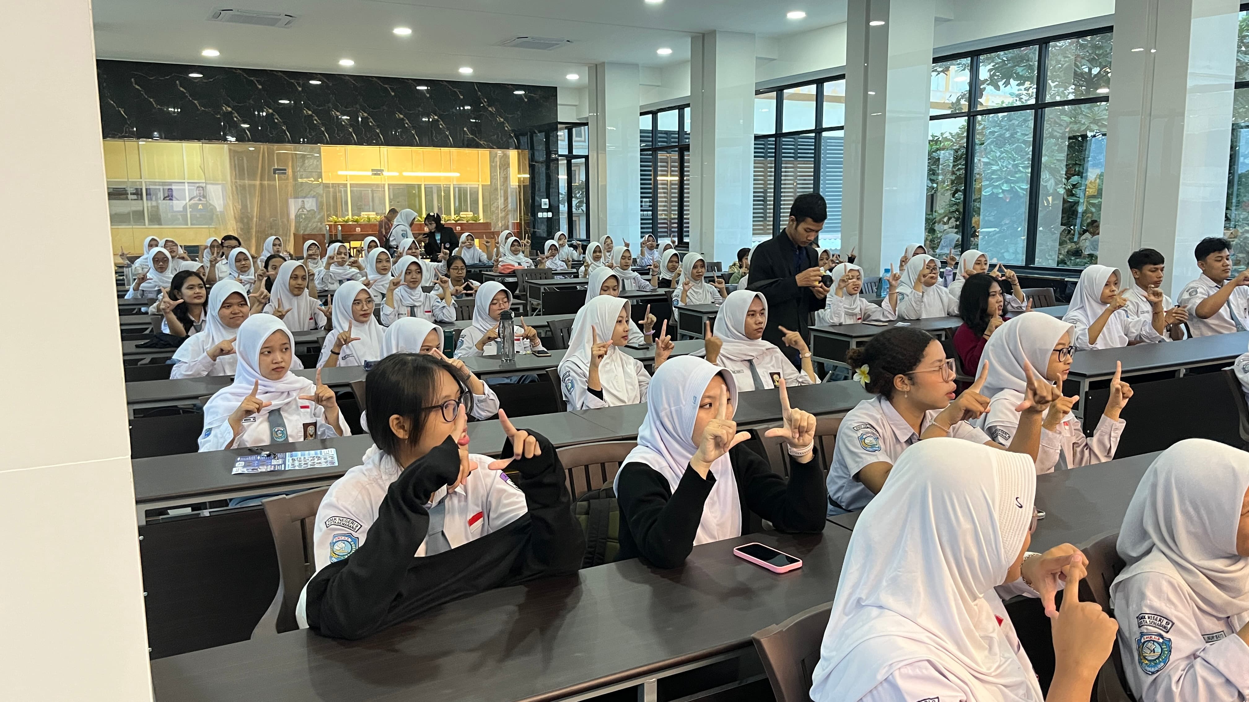 Antusiasme Tinggi Warnai Pelatihan Bahasa Isyarat Universitas STEKOM Bersama SMK Negeri 9 Semarang
