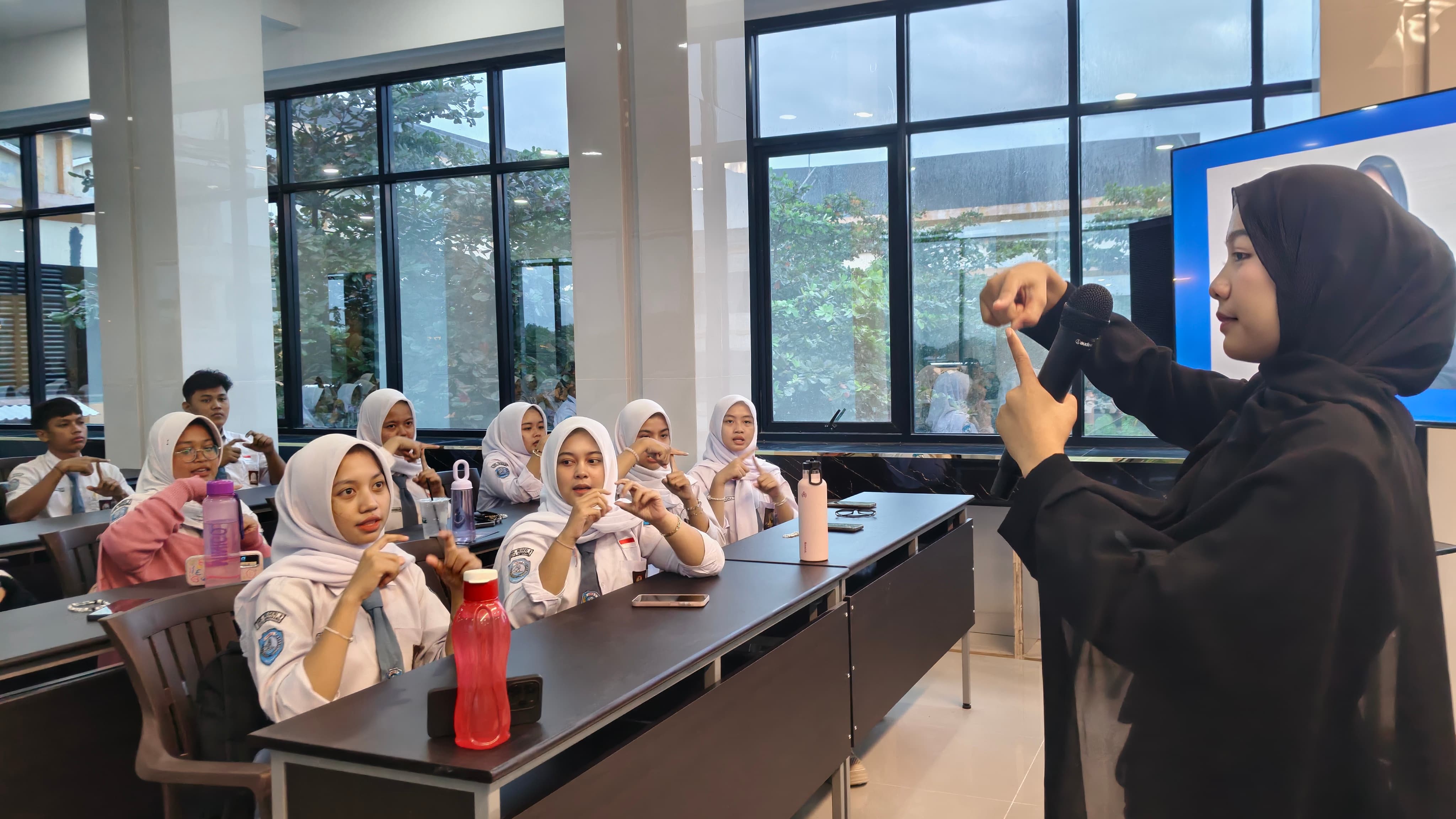 Antusiasme Tinggi Warnai Pelatihan Bahasa Isyarat Universitas STEKOM Bersama SMK Negeri 9 Semarang