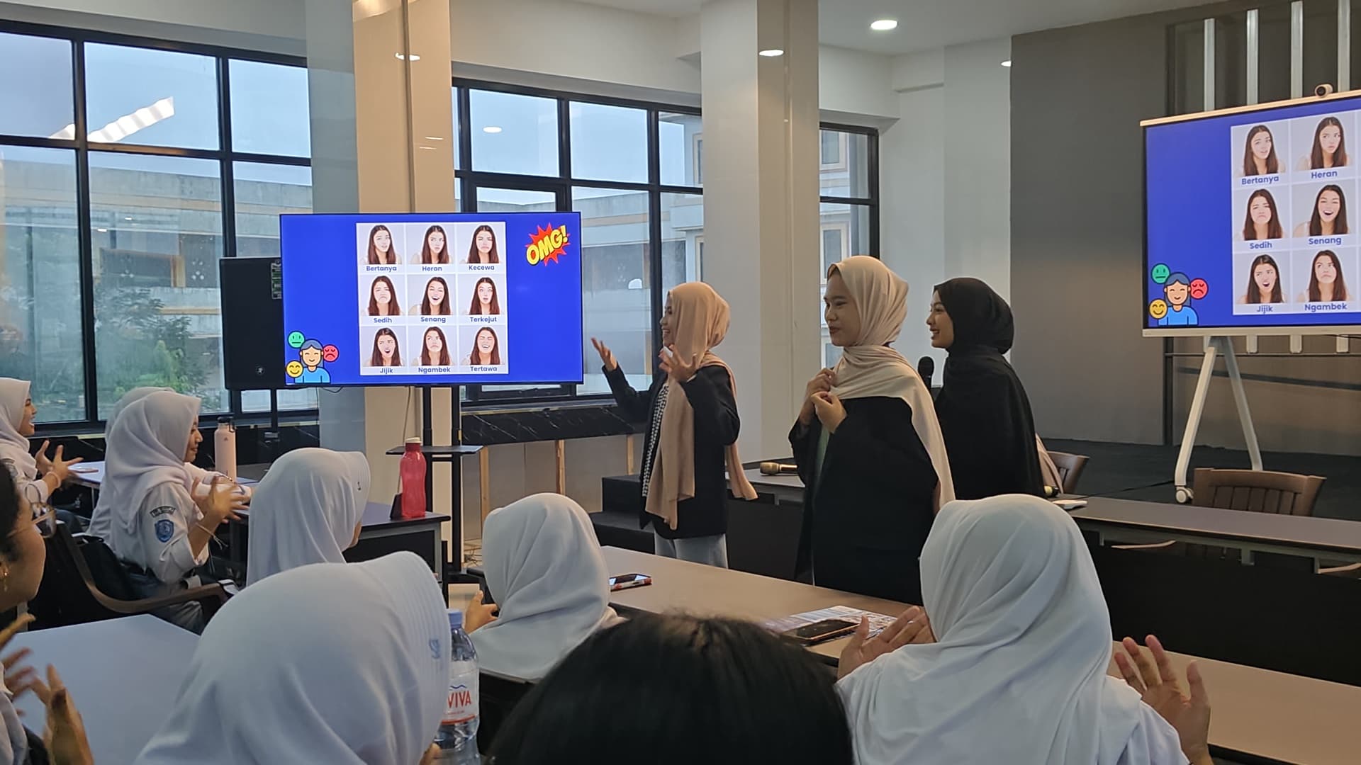 Antusiasme Tinggi Warnai Pelatihan Bahasa Isyarat Universitas STEKOM Bersama SMK Negeri 9 Semarang