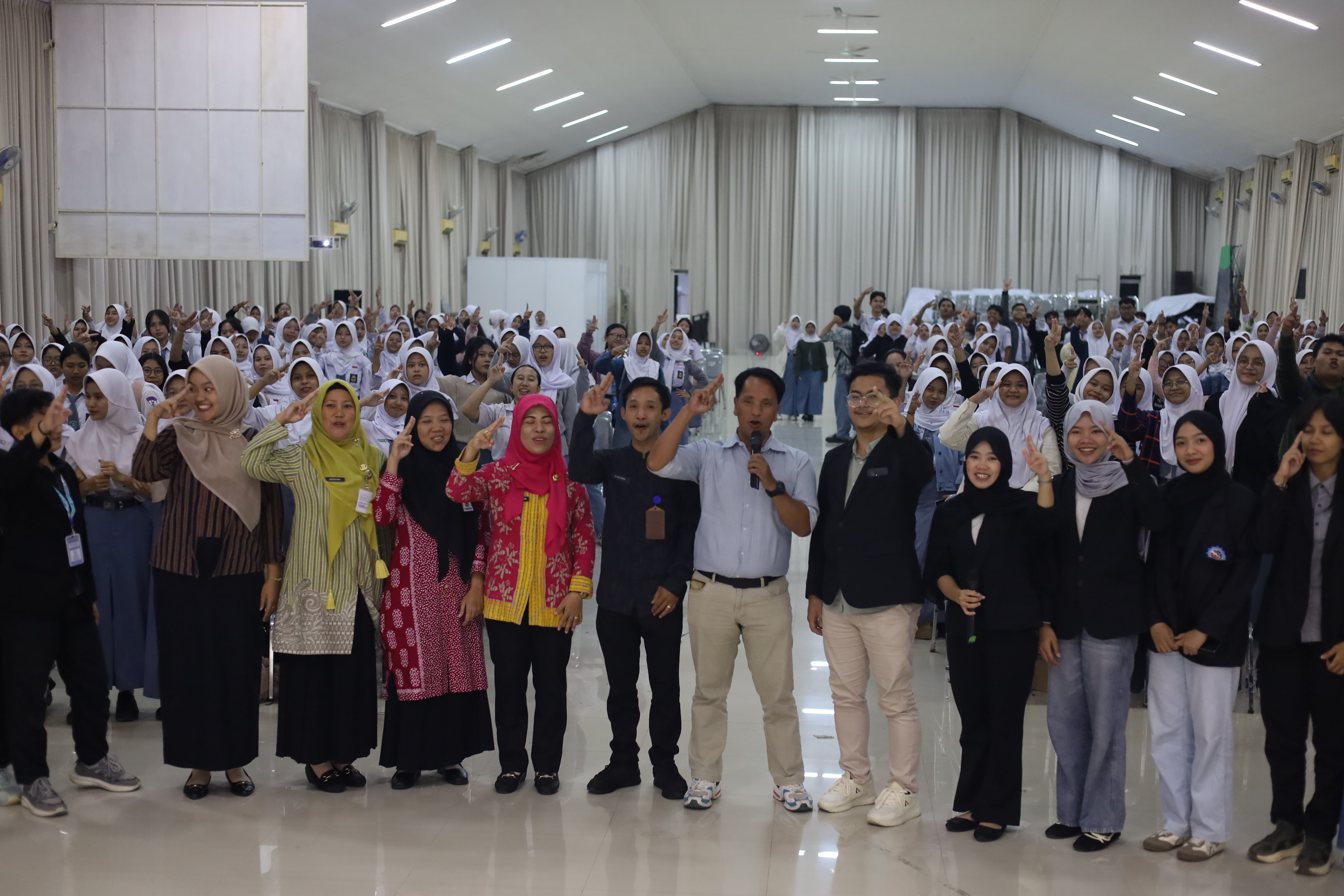 Antusiasme Tinggi Warnai Pelatihan Bahasa Isyarat Universitas STEKOM Bersama SMK Negeri 9 Semarang