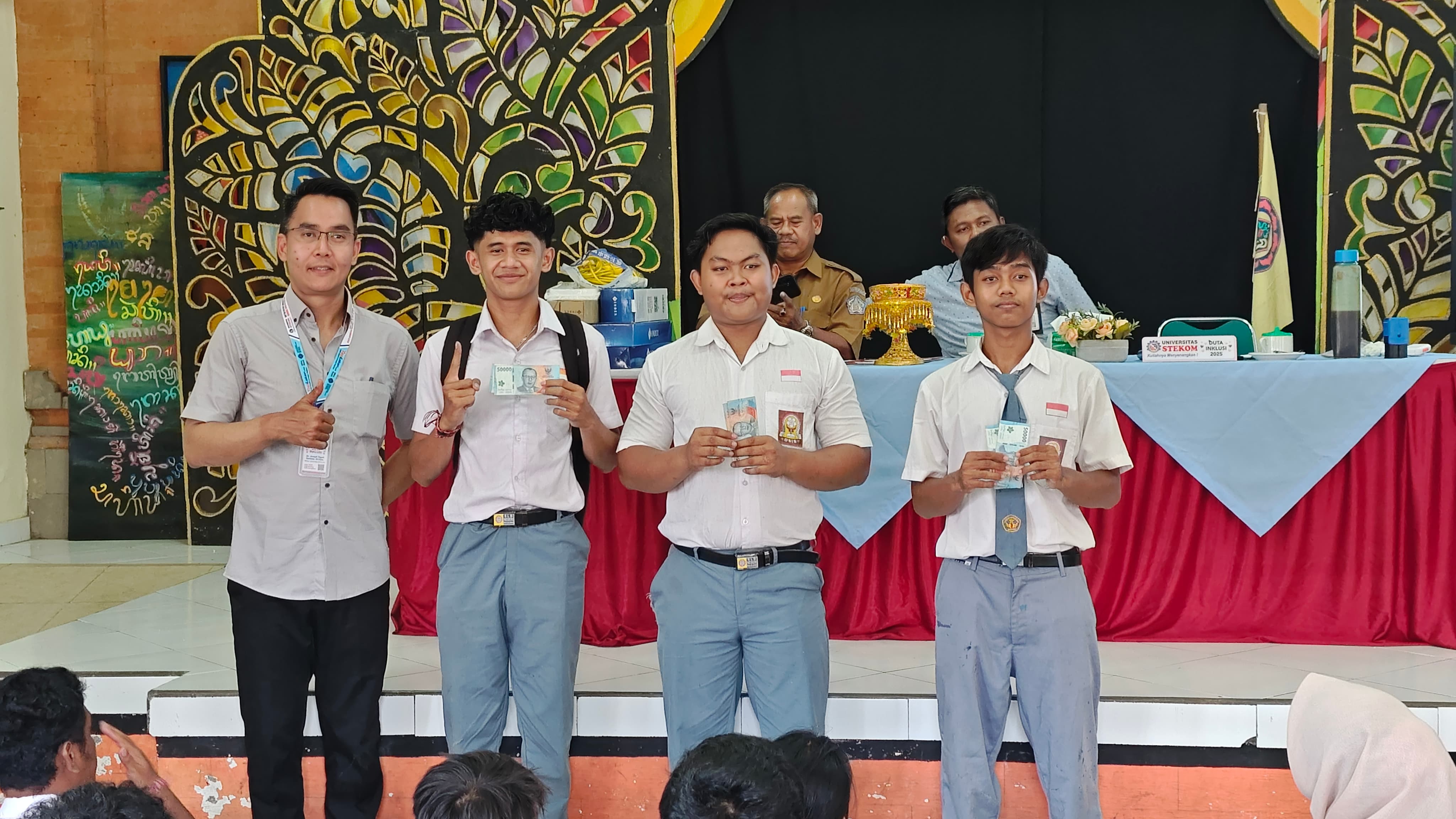 Dukung Kemandirian Siswa Disabilitas, Universitas STEKOM Serahkan Hibah dan Tetapkan Duta Kebekerjaan di SLB Negeri 1&2 Buleleng