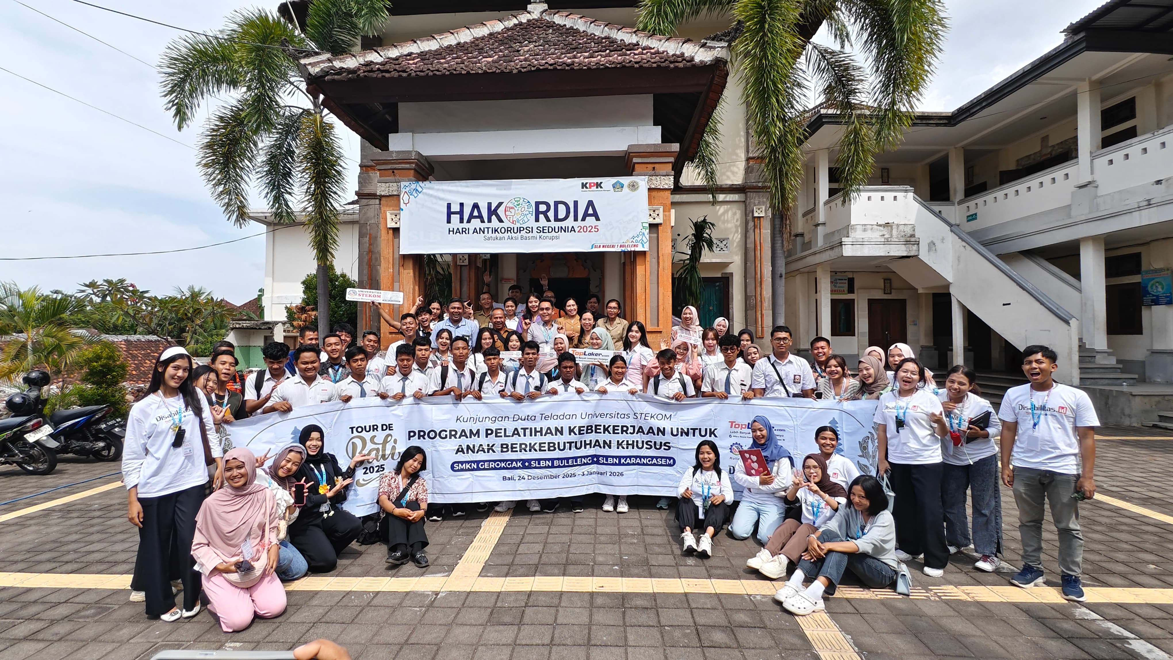 Dukung Kemandirian Siswa Disabilitas, Universitas STEKOM Serahkan Hibah dan Tetapkan Duta Kebekerjaan di SLB Negeri 1&2 Buleleng
