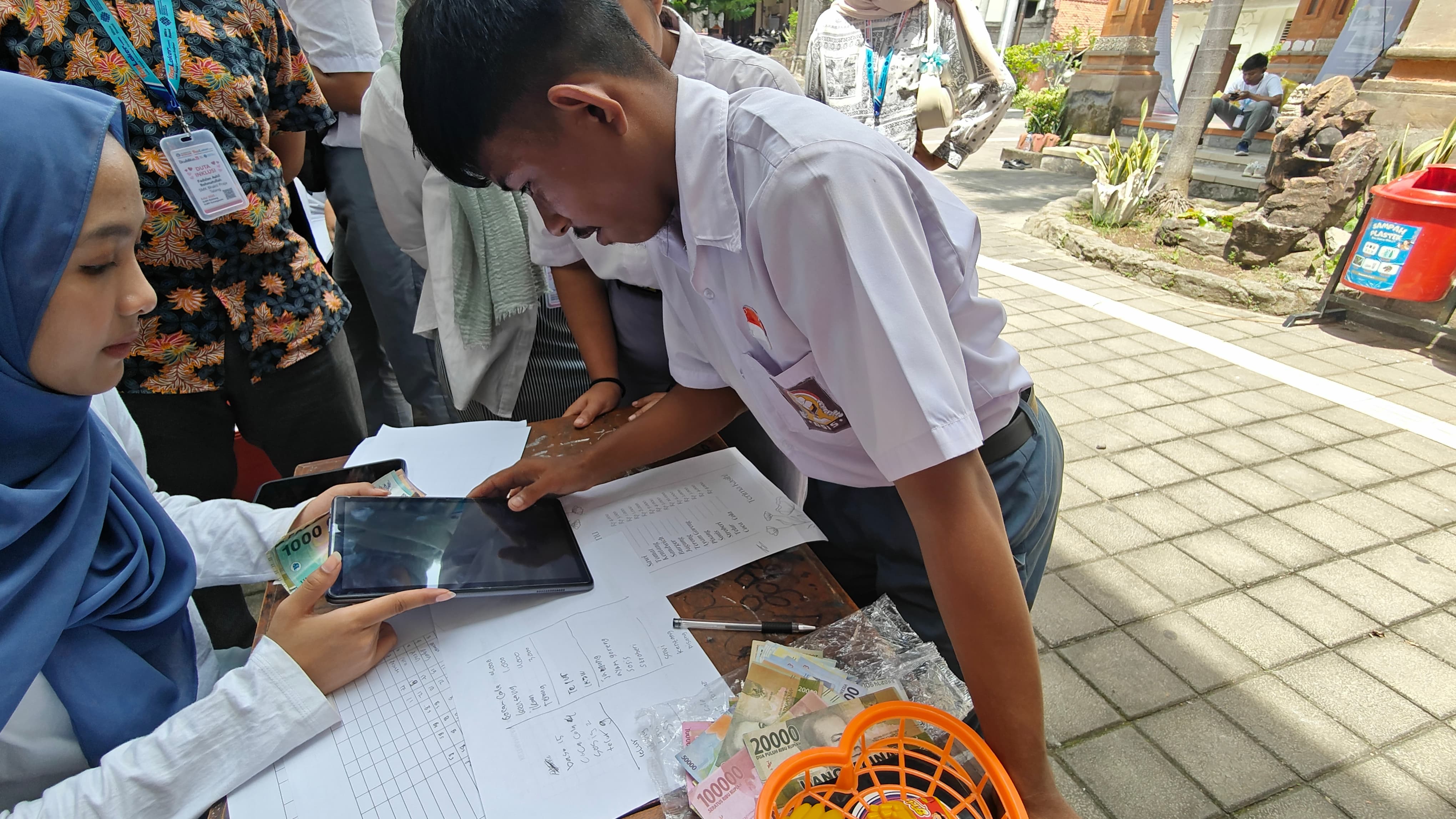 Dukung Kemandirian Siswa Disabilitas, Universitas STEKOM Serahkan Hibah dan Tetapkan Duta Kebekerjaan di SLB Negeri 1&2 Buleleng
