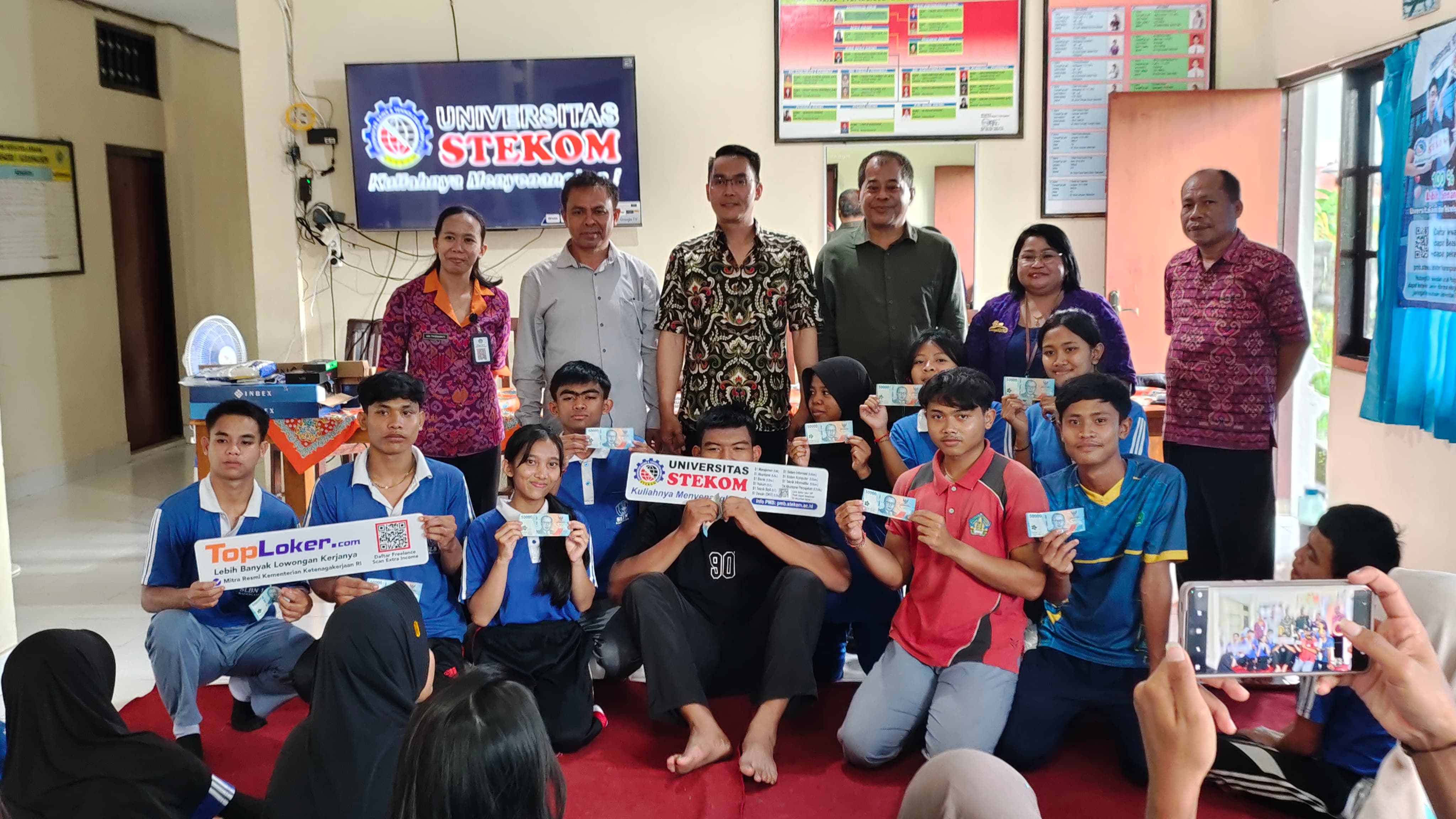 Kabid PK dan PLK Disdikpora Provinsi Bali Tinjau Langsung Program Inklusi Universitas STEKOM di SLB Negeri Karangasem
