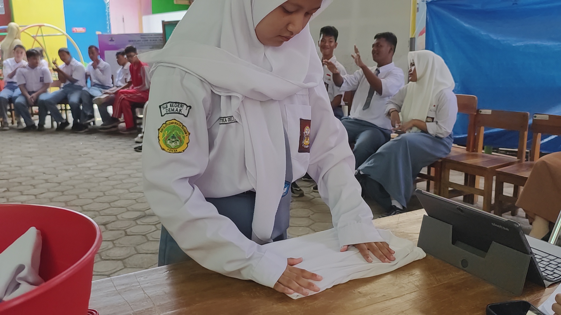 Latihan Kecakapan Laundry: Universitas Stekom Dorong Kemandirian Digital dan Praktis bagi Siswa SLB Negeri Demak