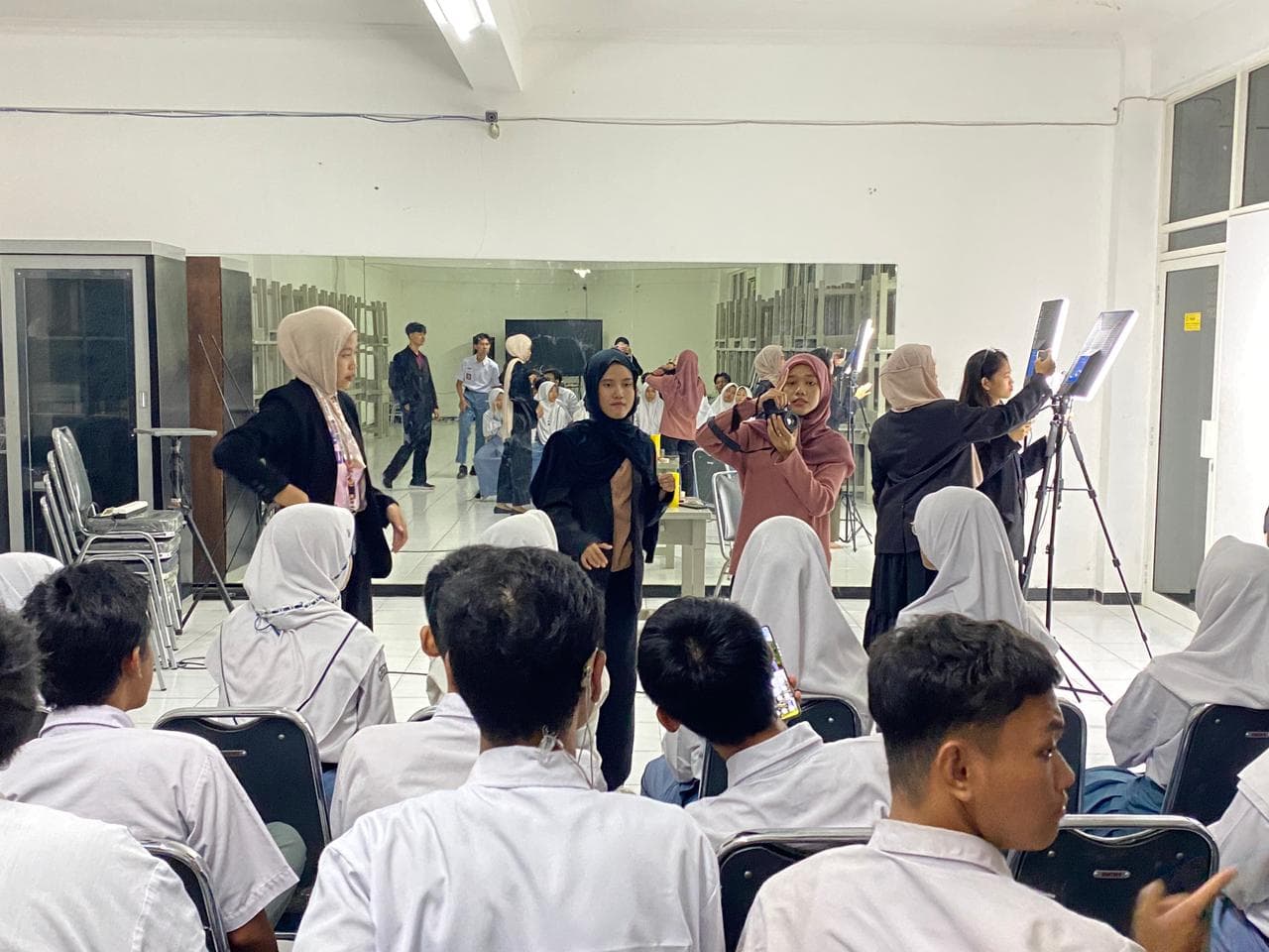 Universitas STEKOM Selenggarakan Praktikum Dokumentasi Bersama SLB Negeri Semarang, Dibimbing Langsung oleh Alumni Inspiratif