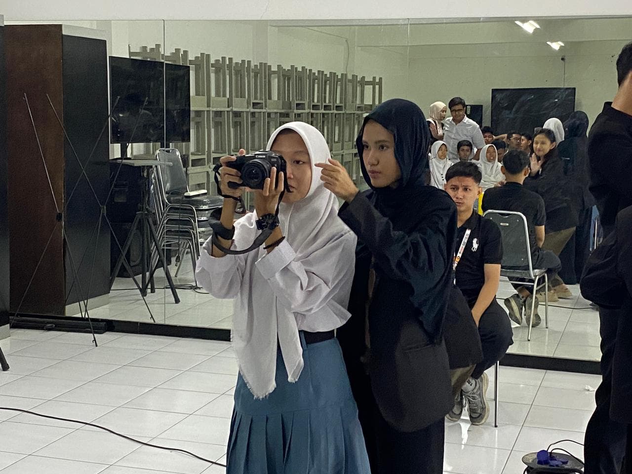 Universitas STEKOM Selenggarakan Praktikum Dokumentasi Bersama SLB Negeri Semarang, Dibimbing Langsung oleh Alumni Inspiratif