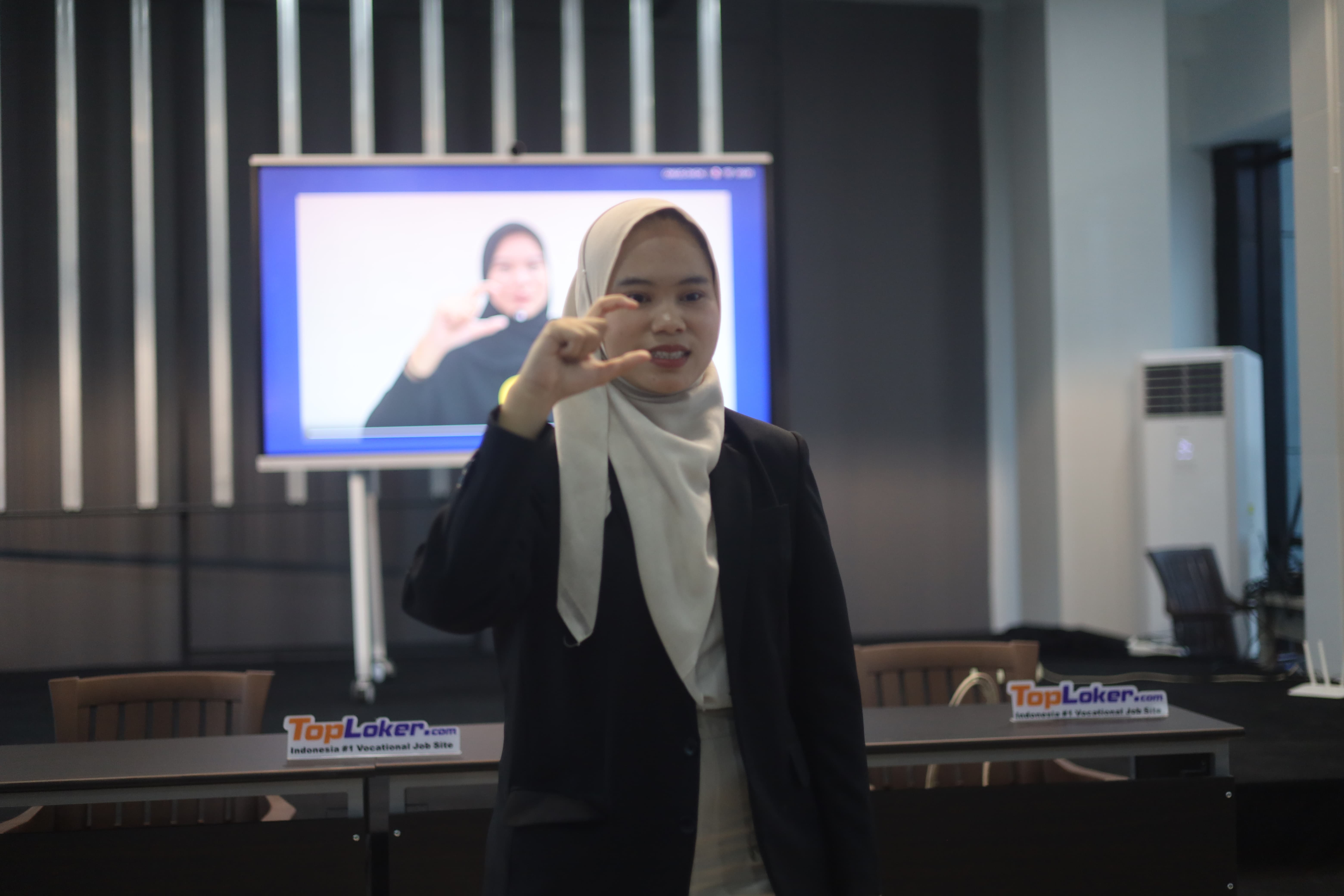 Pelatihan Bahasa Isyarat Paling Diminati dalam Program Peningkatan Kompetensi Siswa SMKN 7 Semarang di Universitas STEKOM