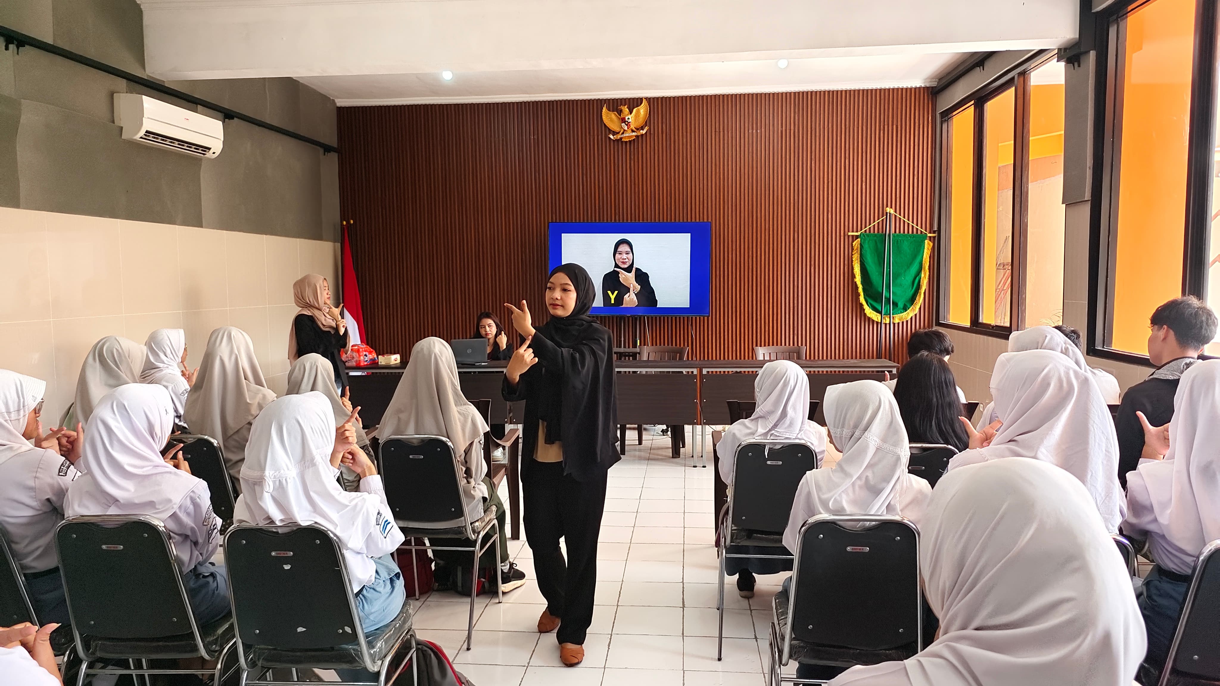 Pelatihan Keterampilan Universitas STEKOM Ajak Ratusan Siswa SMA/SMK di Semarang Belajar Bahasa Isyarat