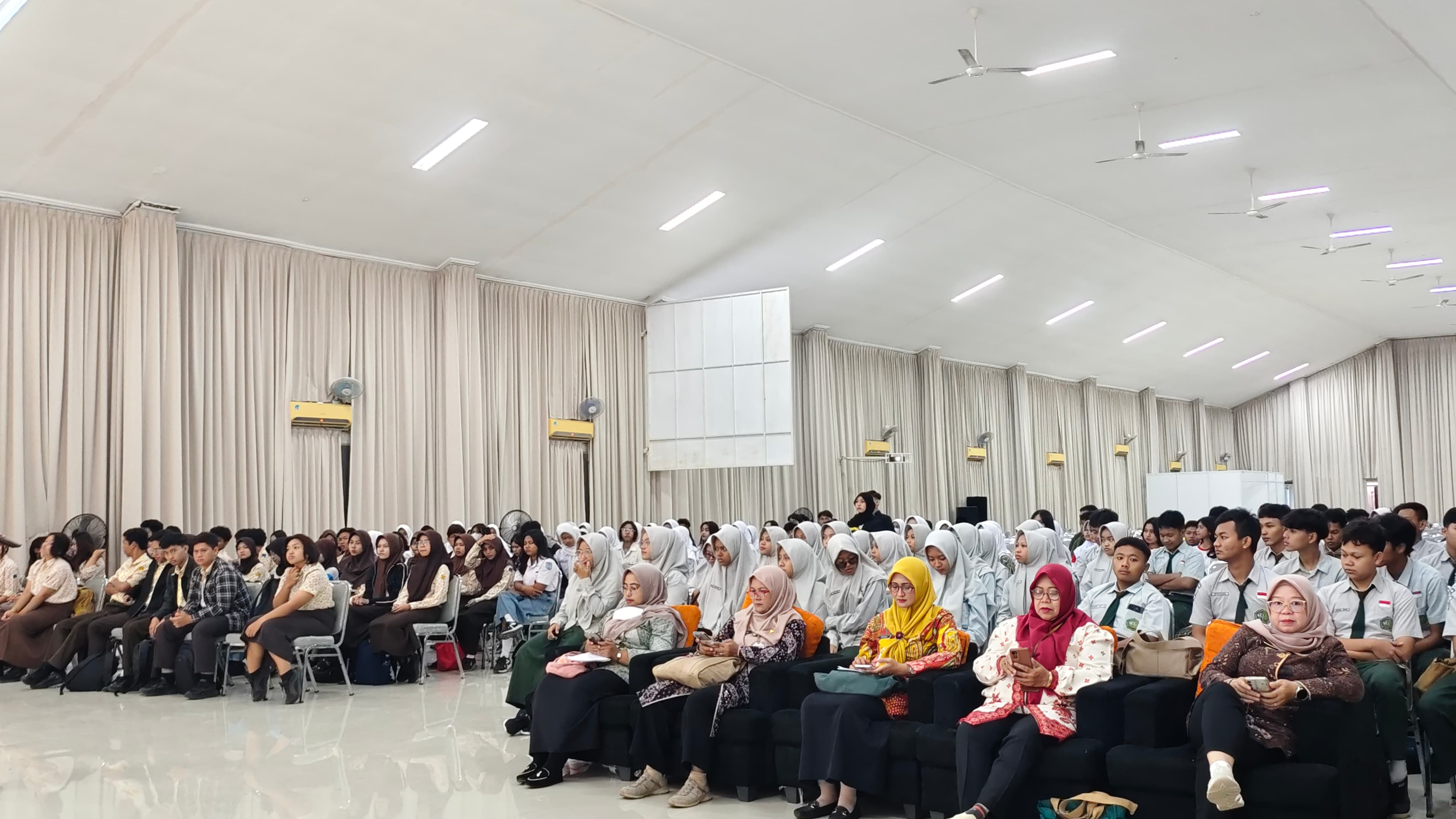 Pelatihan Keterampilan Universitas STEKOM Ajak Ratusan Siswa SMA/SMK di Semarang Belajar Bahasa Isyarat
