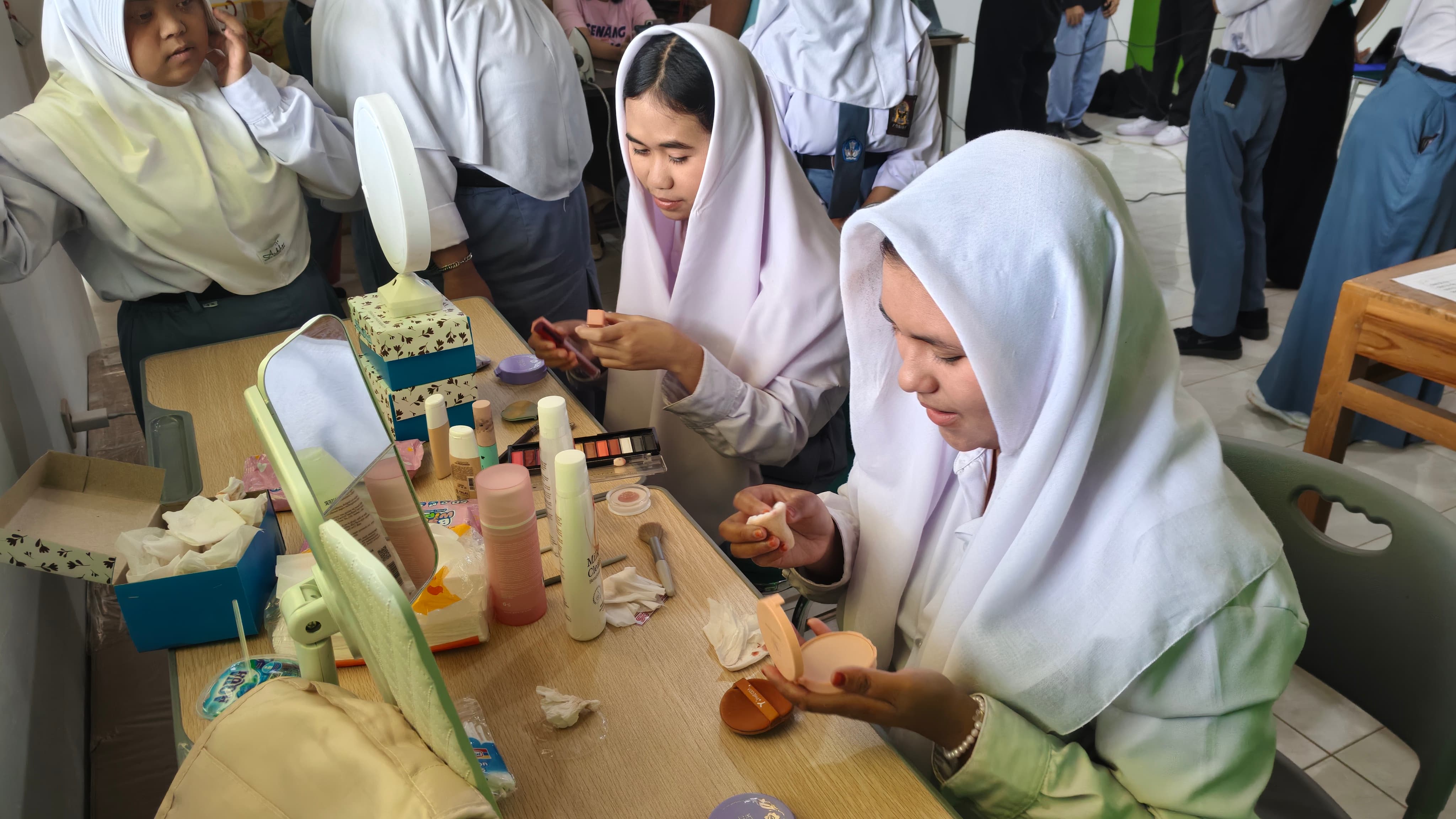 Pelatihan Make Up bagi Siswa Perempuan SLB Negeri Boyolali