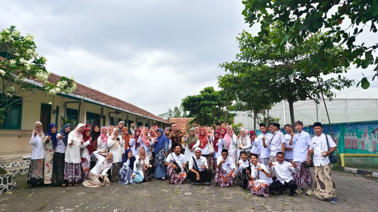 Penandatanganan MoU antara Universitas STEKOM dan SLB Negeri Ungaran Berlangsung Hangat