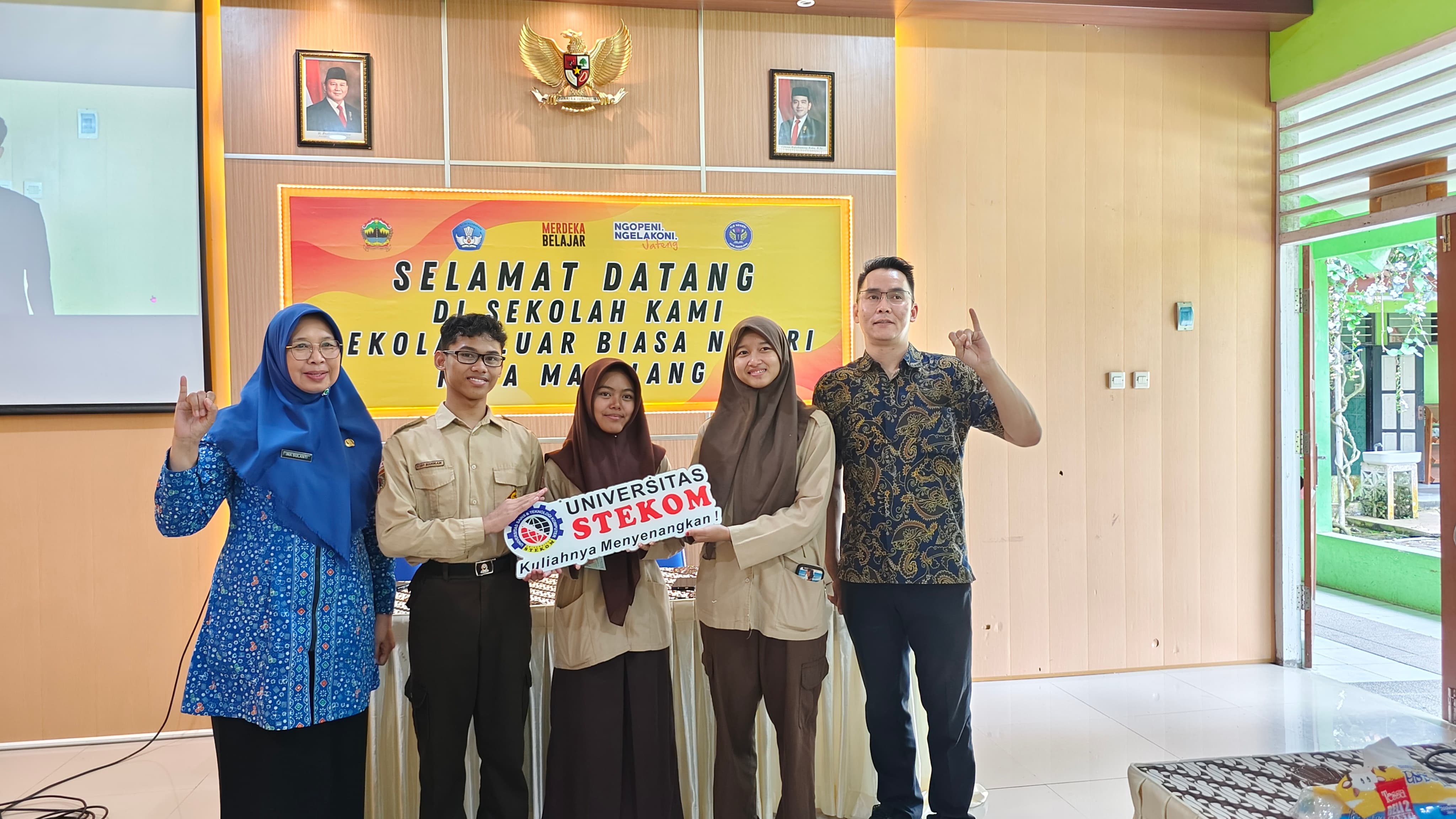 Penguatan Keterampilan Kerja, Universitas STEKOM Gelar Pelatihan Pembuatan CV di SLB Negeri Kota Magelang