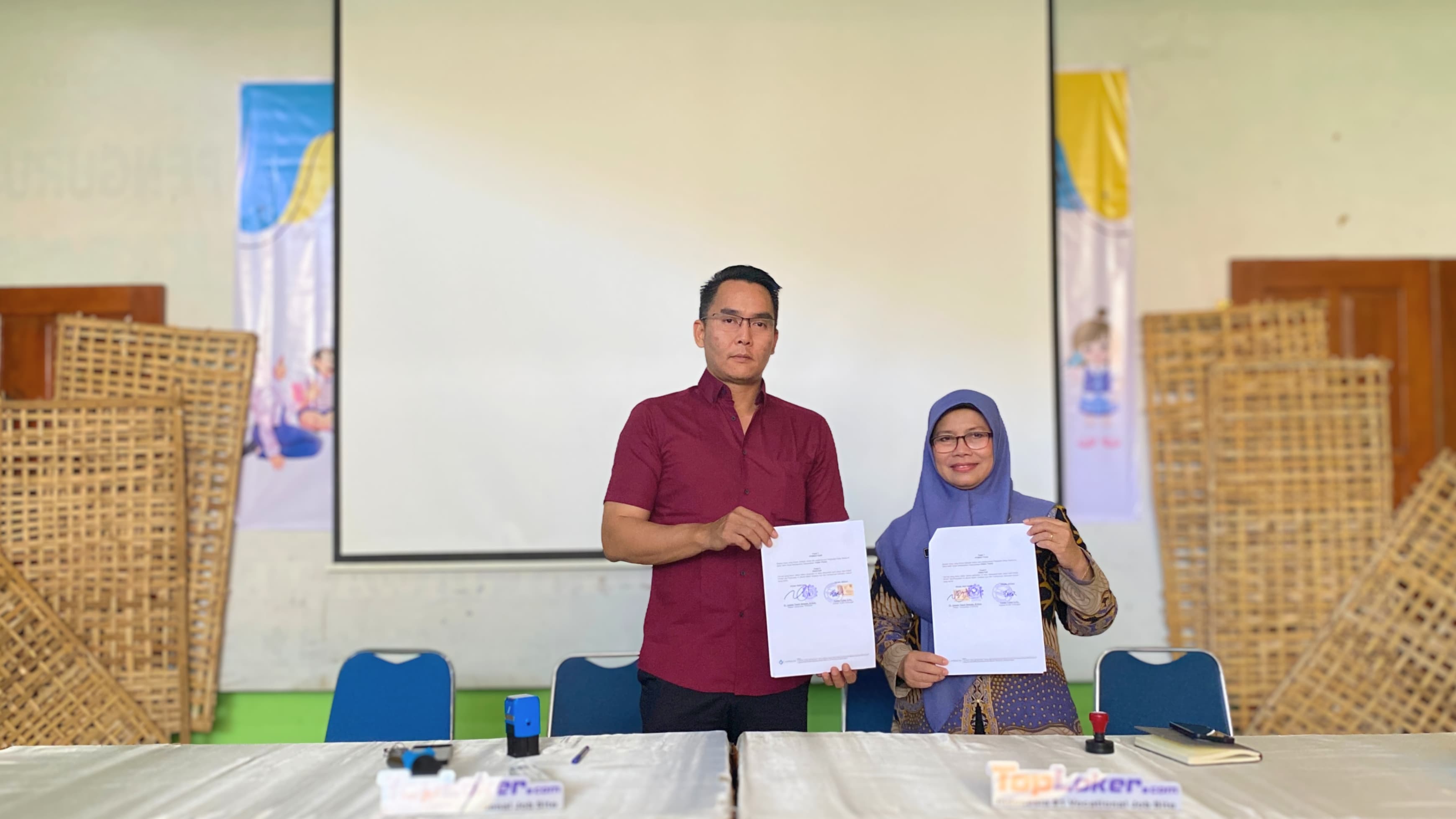Safira Oktaviana Mawardani dari SMKN H Moenadi Ungaran Ikuti Sosialisasi Kebekerjaan di SLB Negeri Karanganyar