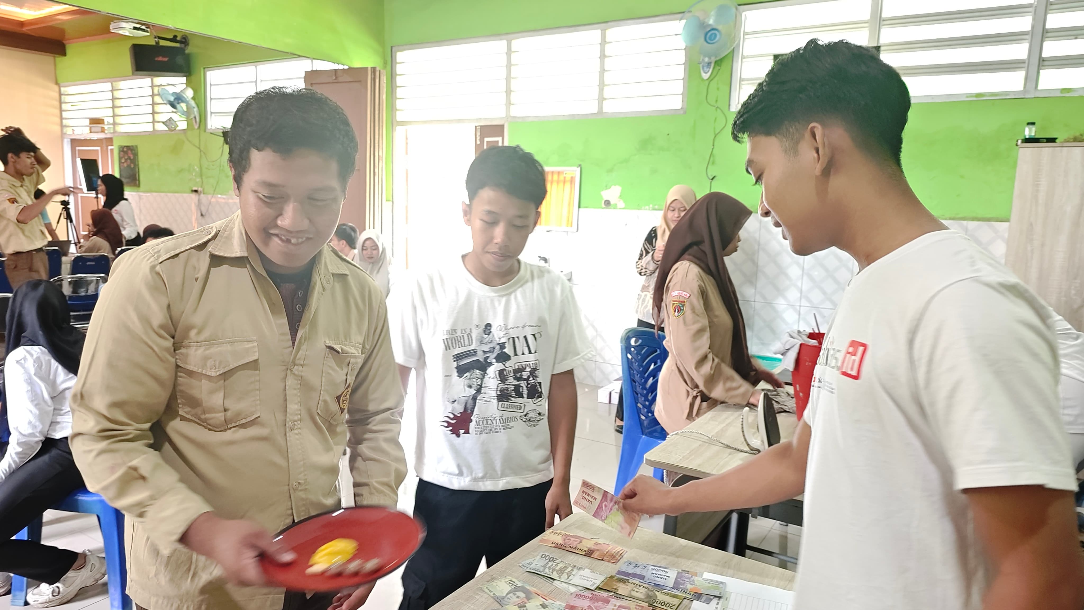 Siswa dari SMK Muhammadiyah Mungkid, Ezzar Yoga Maulana Ikuti Sosialisasi Strategi Kebekerjaan untuk Siswa Berkebutuhan Khusus di SLB Negeri Kota Magelang bersama Universitas STEKOM