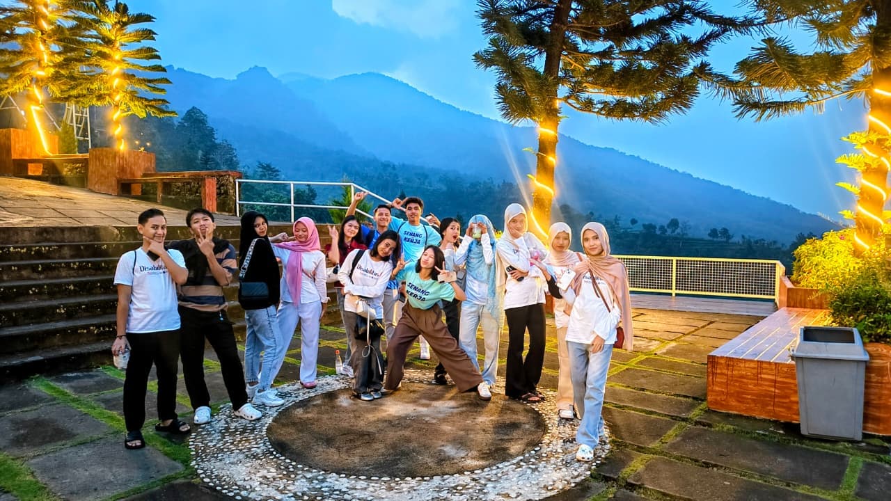 Siswa dari SMKN 2 Salatiga, Naufalia Muftiasih, Ikuti Sosialisasi Strategi Kebekerjaan untuk Siswa Berkebutuhan Khusus di SLB Negeri Salatiga bersama Universitas STEKOM