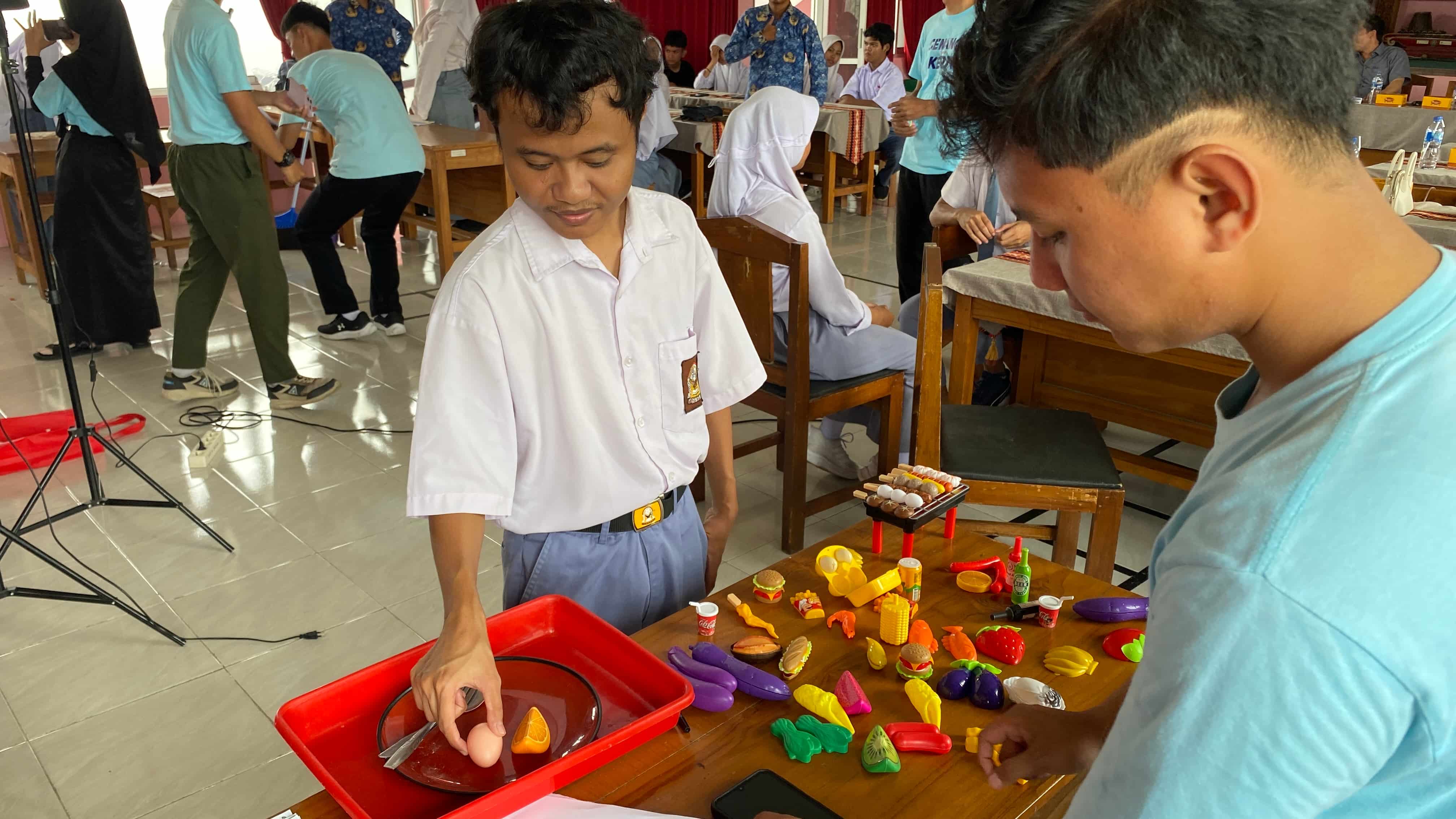 Siswa Disabilitas SLB Negeri boyolali unjuk Kemampuan dalam Tes Kecakapan Jualan dan Tes Warna bersama Universitas Stekom