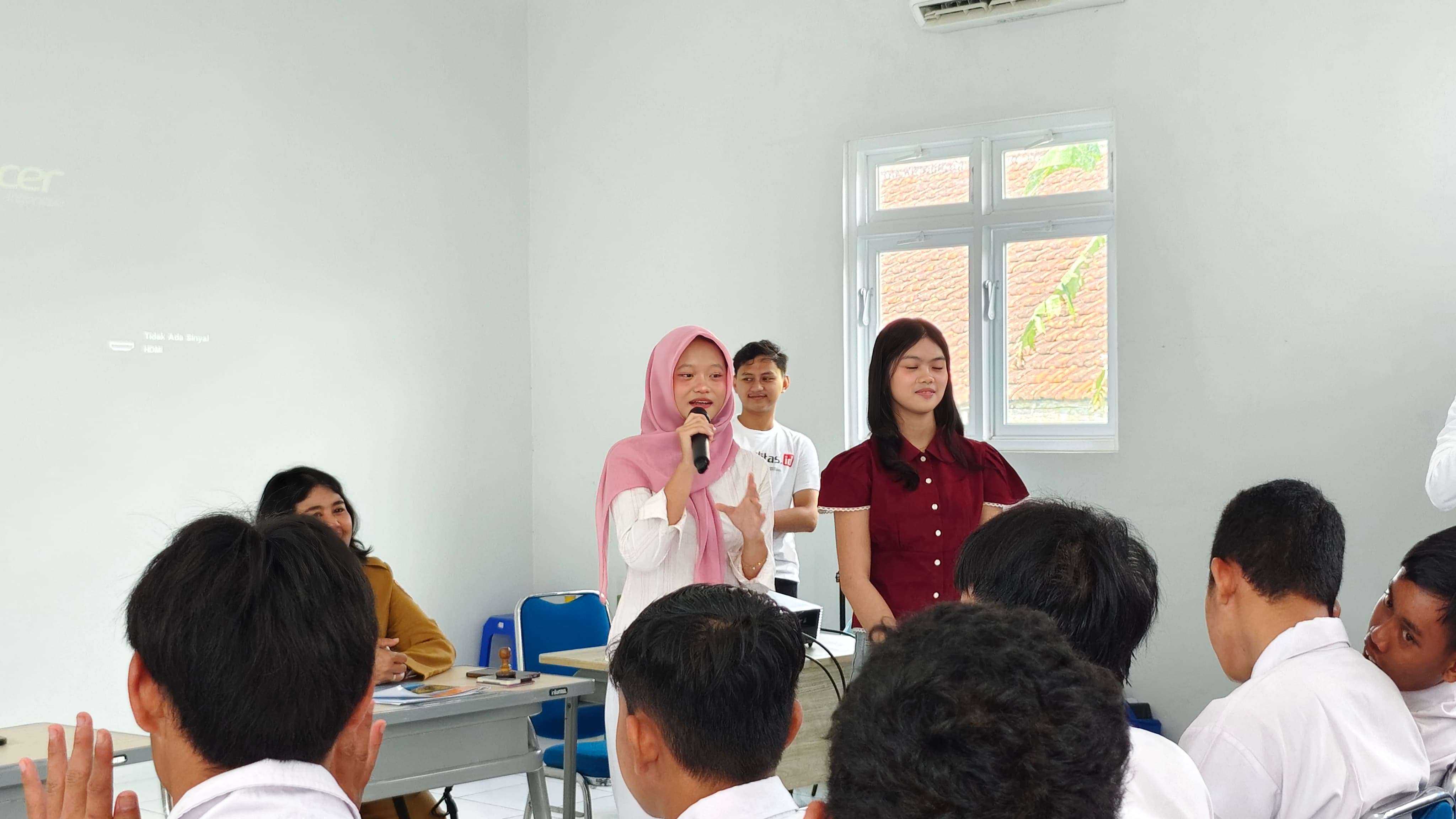 Siswa SMKN 2 Semarang, Dyanni Aruna Adeliavashanti Ikuti Sosialisasi Strategi Kebekerjaan bagi Siswa Berkebutuhan Khusus di SLB Negeri Salatiga bersama Universitas STEKOM