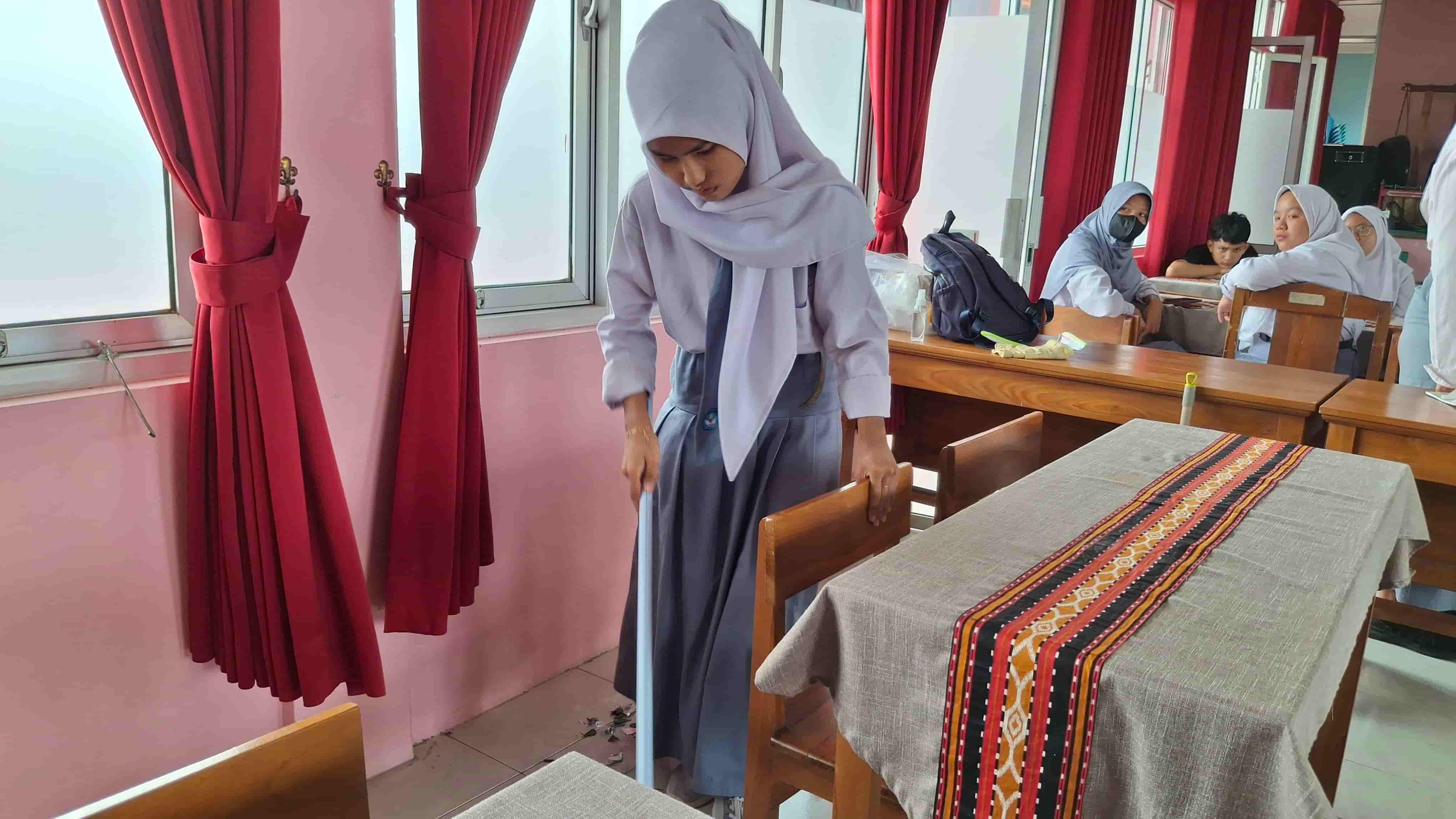 Tes Kecakapan Housekeeping,Univesitas Stekom Latih Kemandirian Siswa Disabilitas
