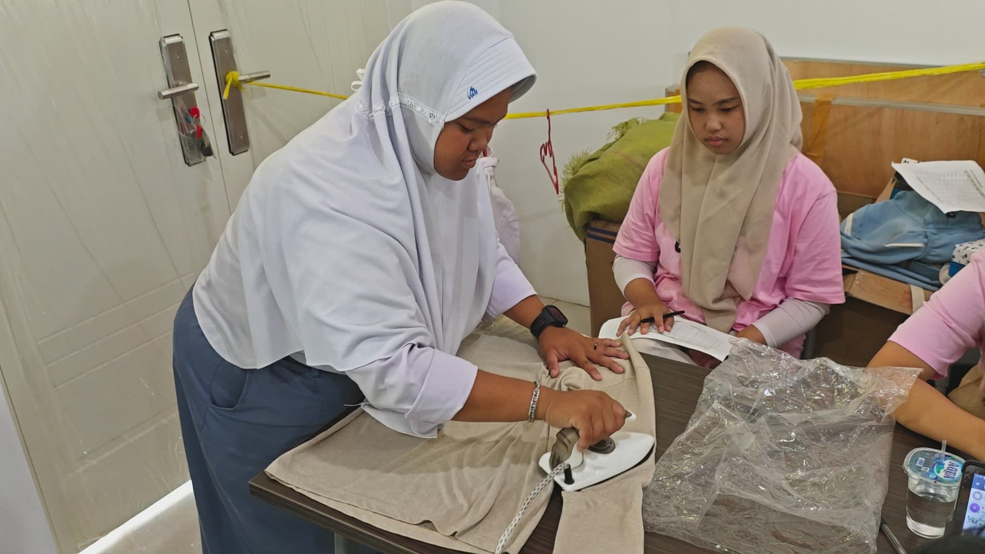 Tes Kecakapan Laundry Universitas Stekom Latih Siswa Disabilitas SLB Negeri Boyolali Menjadi Lebih Mandiri