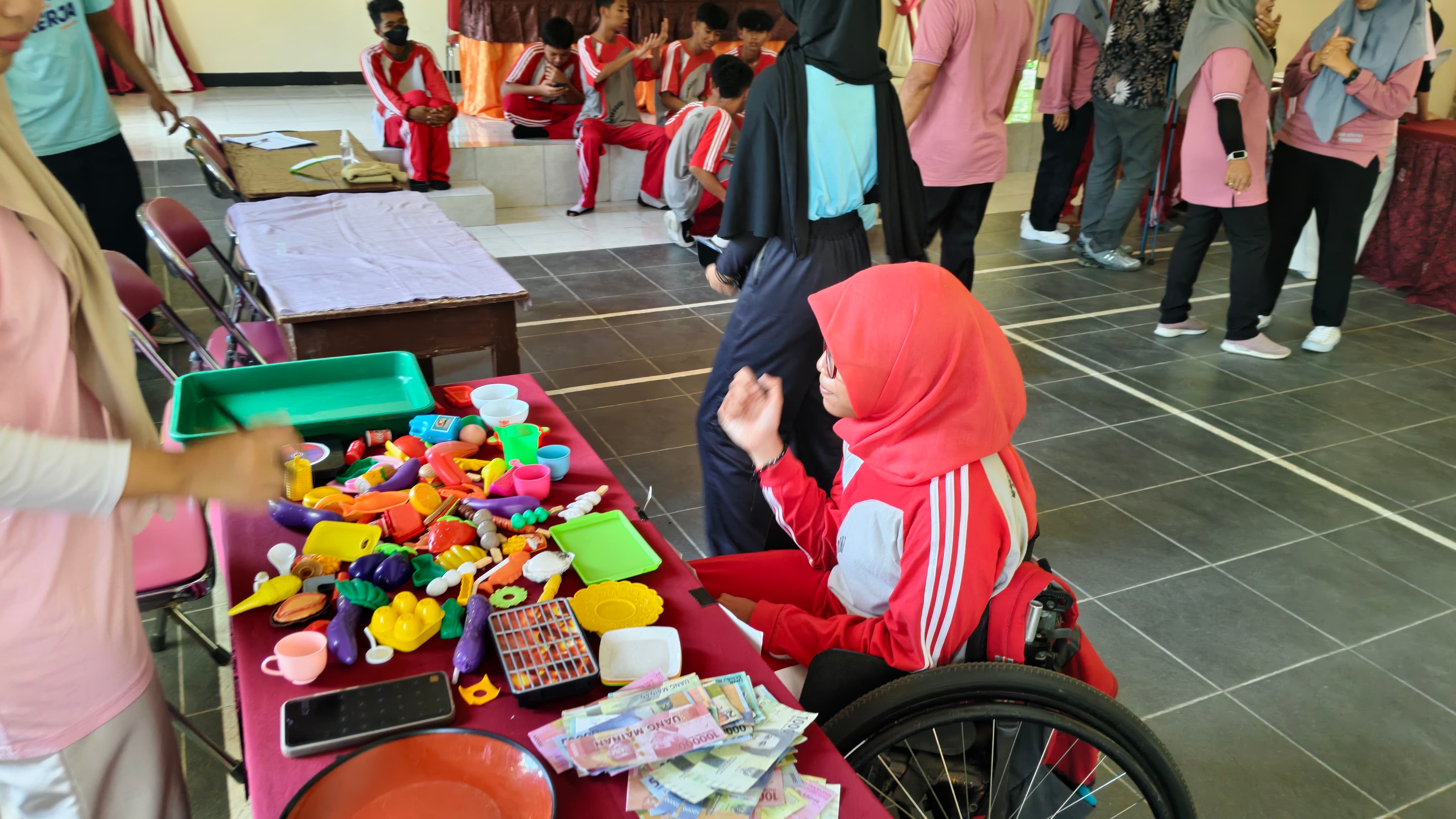 Tes Warna dan Simulasi Berjualan untuk Asesmen Kesiapan Kerja Siswa Disabilitas SLB Negeri Wonogiri