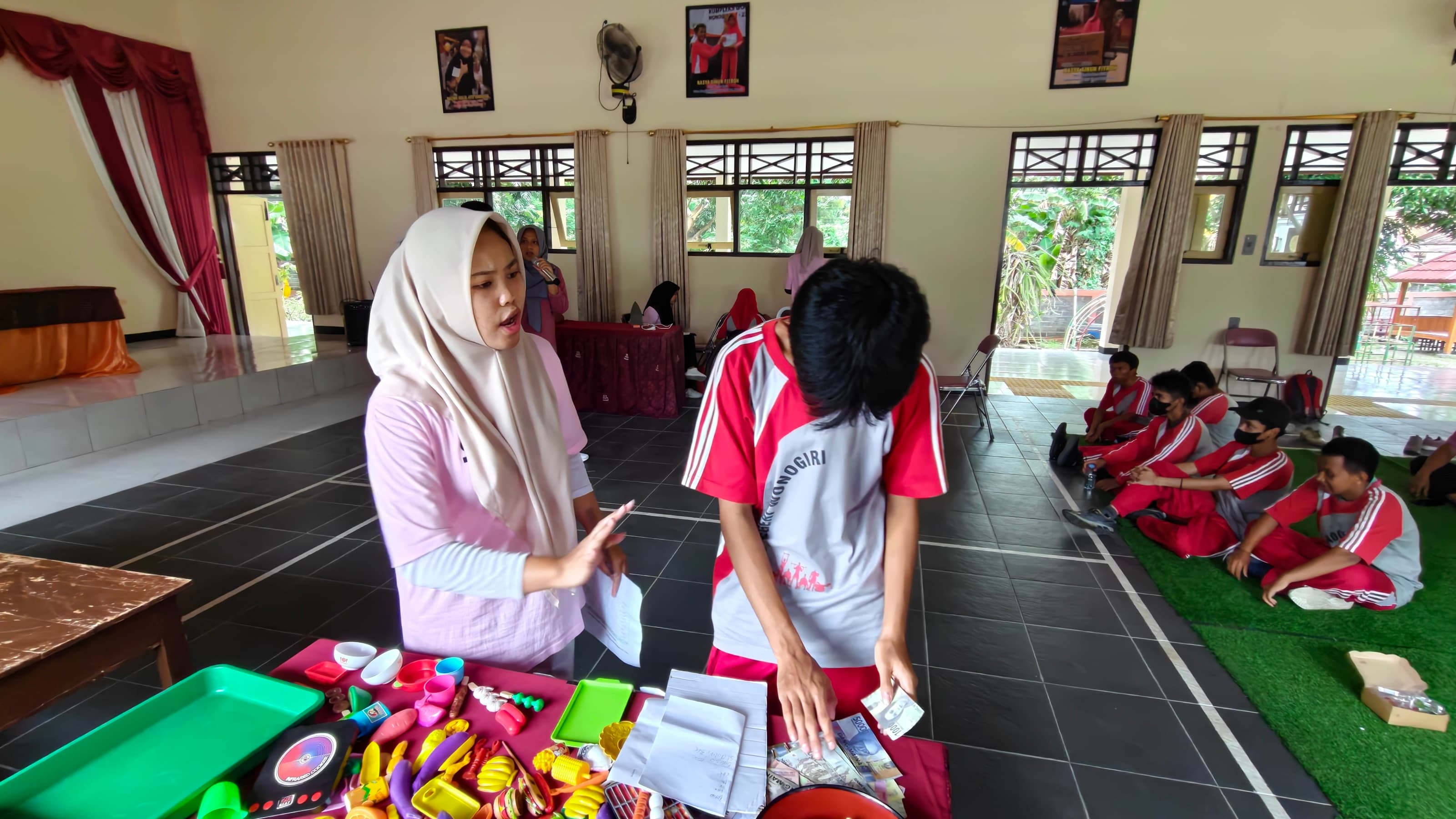 Tes Warna dan Simulasi Berjualan untuk Asesmen Kesiapan Kerja Siswa Disabilitas SLB Negeri Wonogiri