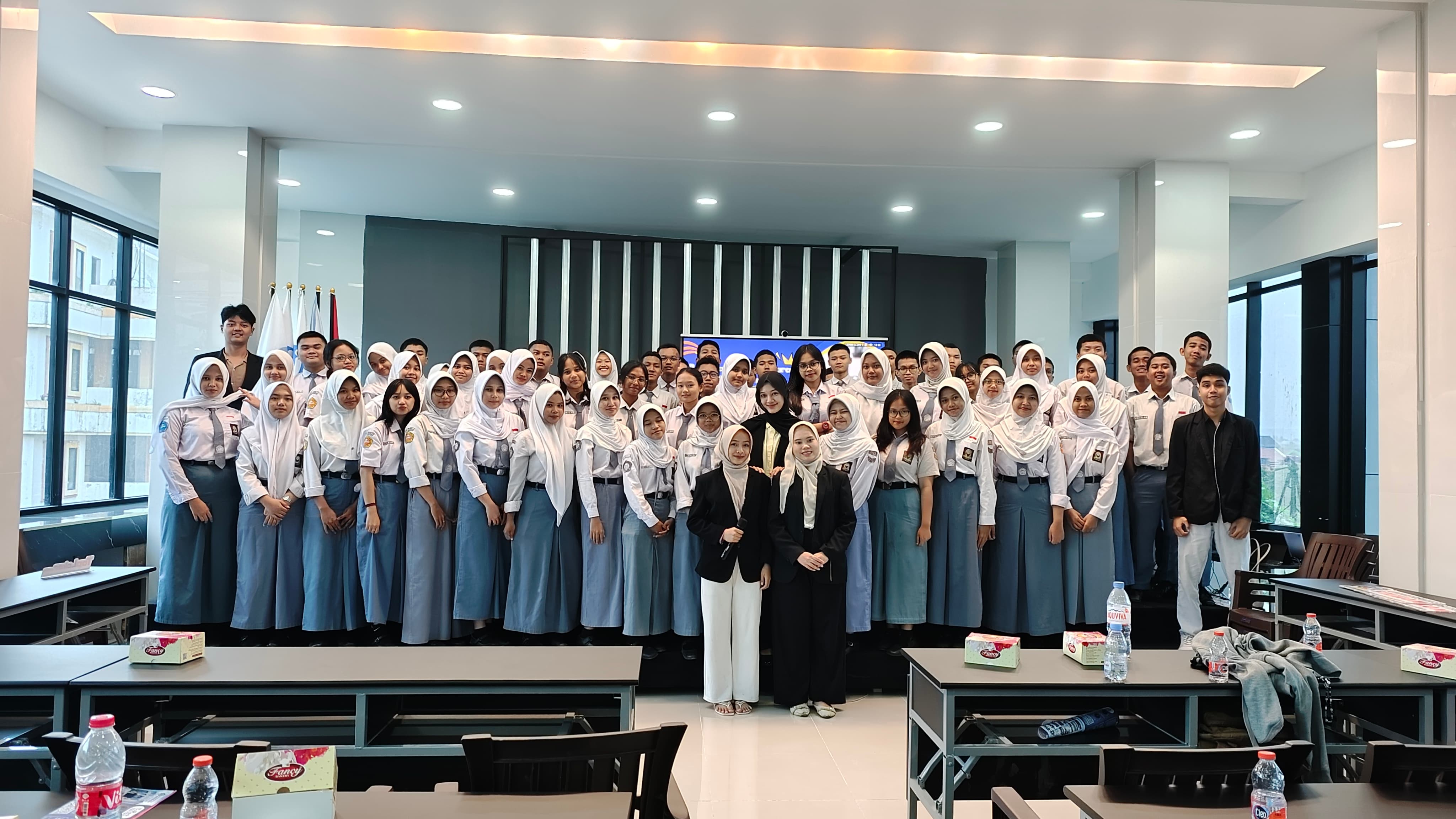 Tiga Siswa Terbaik Kelas Bahasa Isyarat Raih Penghargaan dalam Pelatihan Kompetensi di Universitas STEKOM