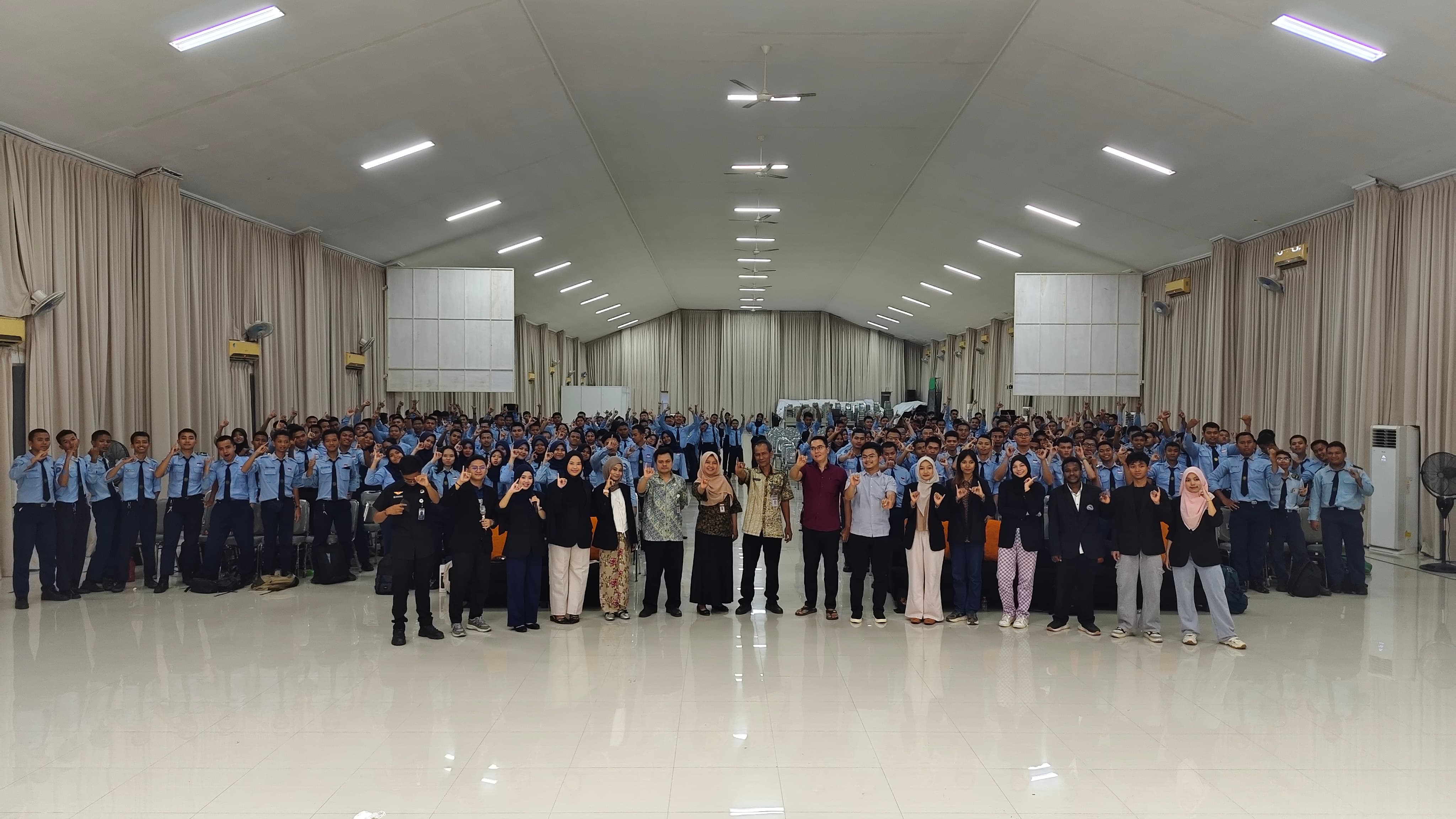 Tiga Siswa Terbaik Kelas Bahasa Isyarat Raih Penghargaan dalam Pelatihan Kompetensi di Universitas STEKOM