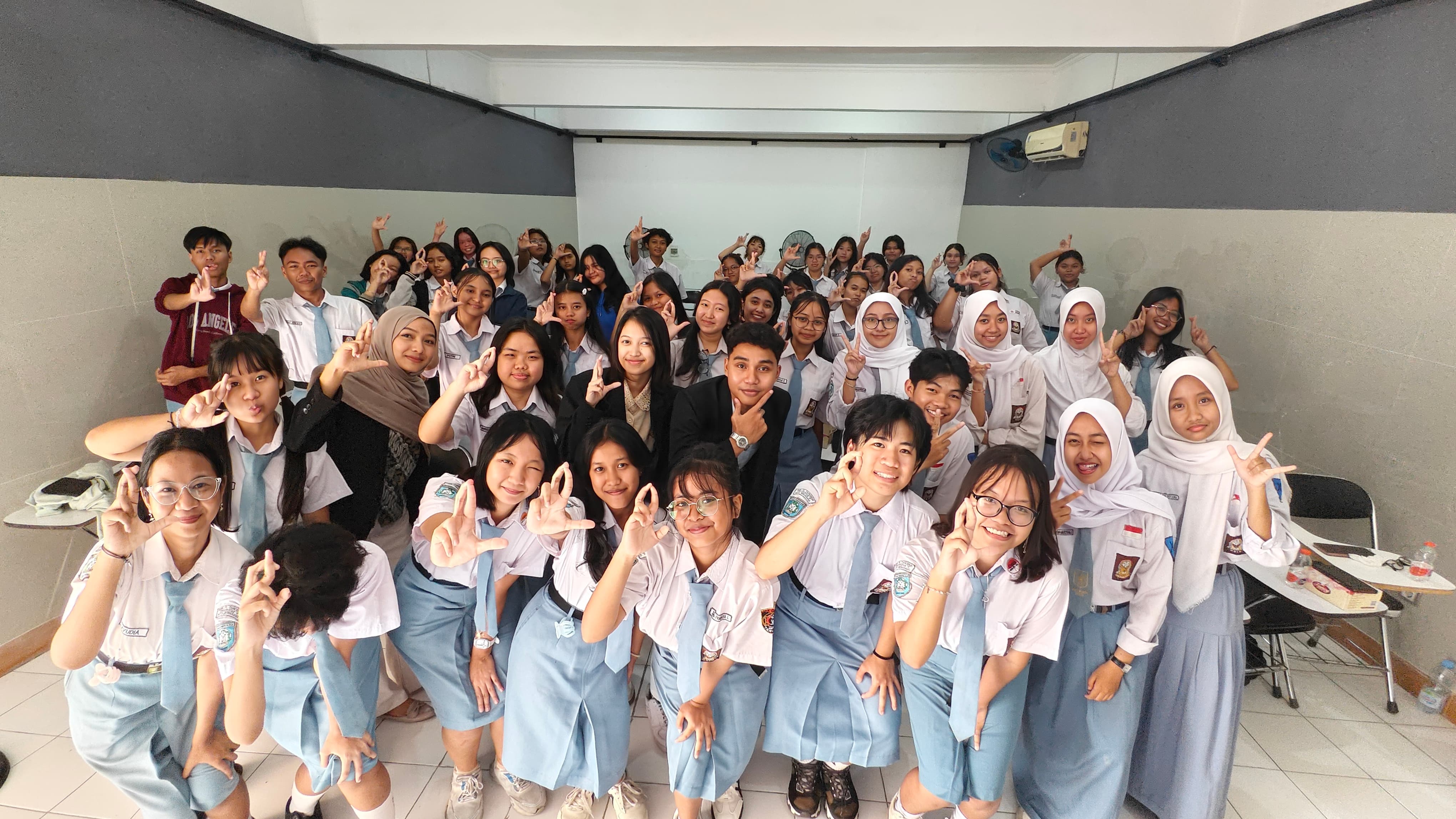 Tunjukkan Semangat Inklusivitas, Tiga Peserta Terbaik Kelas Bahasa Isyarat STEKOM Diganjar Penghargaan