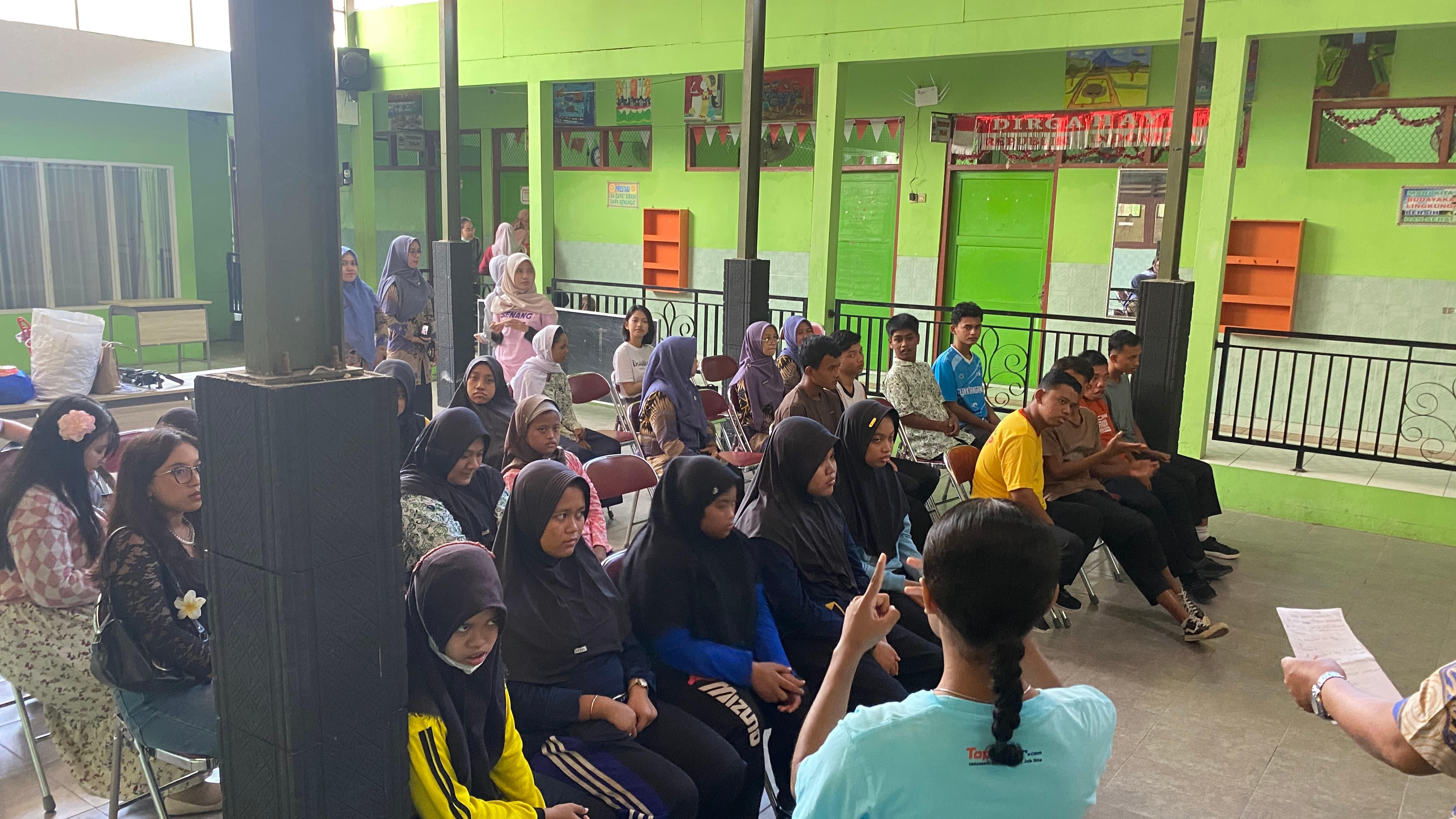 Universitas Sains dan Teknologi Komputer Hadirkan Duta Inklusi dalam Program Kakak Asuh–Adik Asuh di SLB Negeri Karanganyar