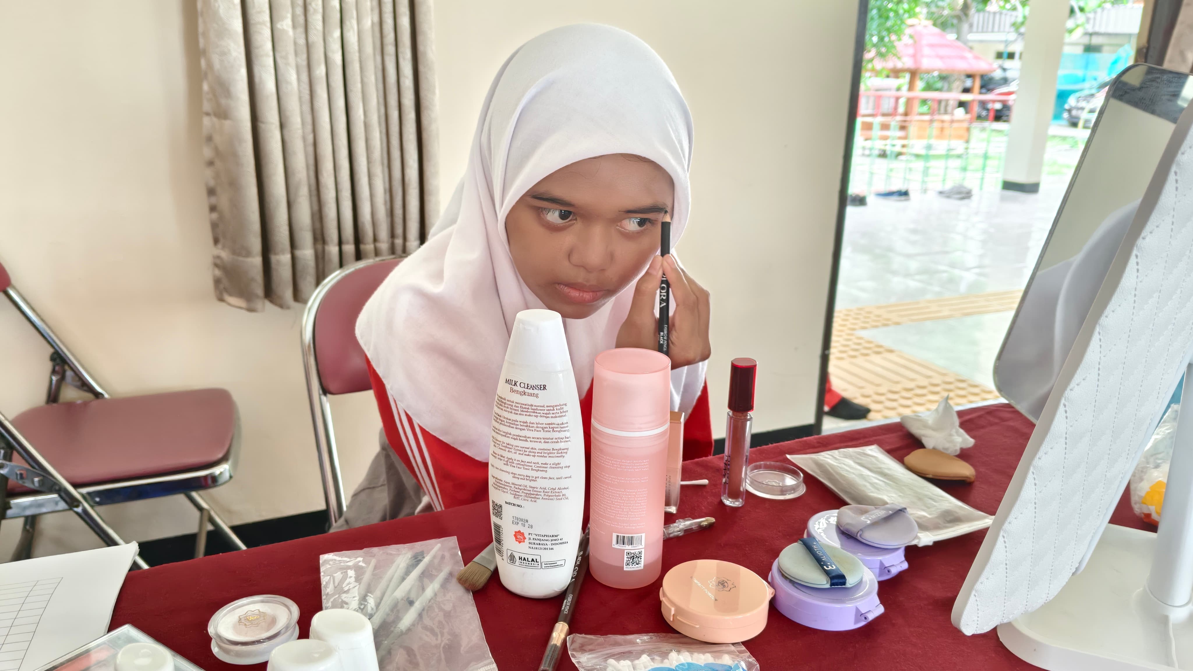 Universitas Stekom adakan Kegiatan Belajar Make Up untuk Siswi SLB Negeri Wonogiri