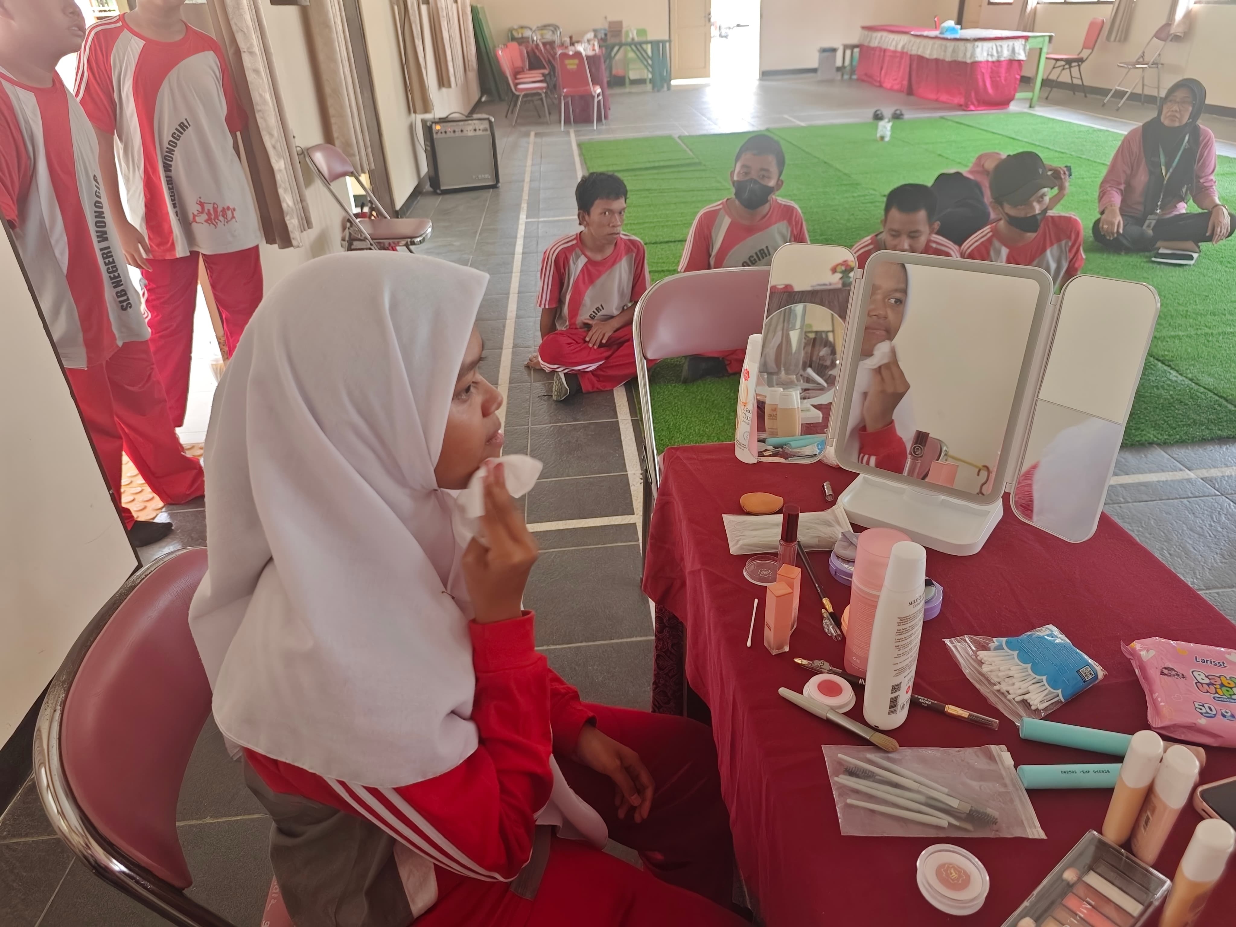 Universitas Stekom adakan Kegiatan Belajar Make Up untuk Siswi SLB Negeri Wonogiri