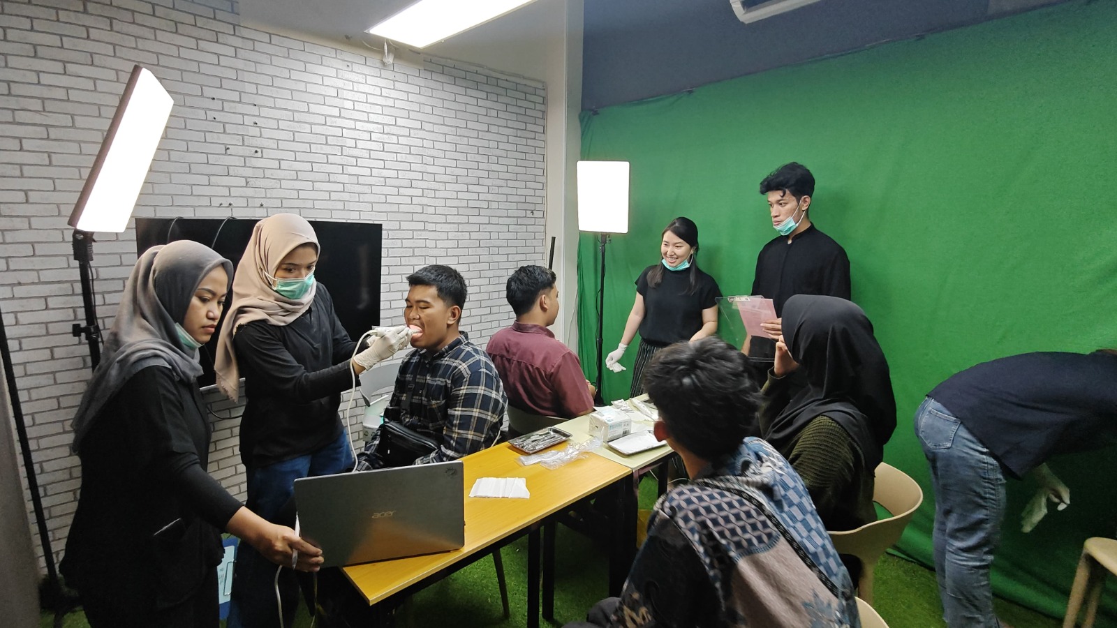 Universitas STEKOM Ajak Penerima Beasiswa Golden Ticket Jaga Kesehatan Gigi Lewat Pemeriksaan di Kantor Toploker.com