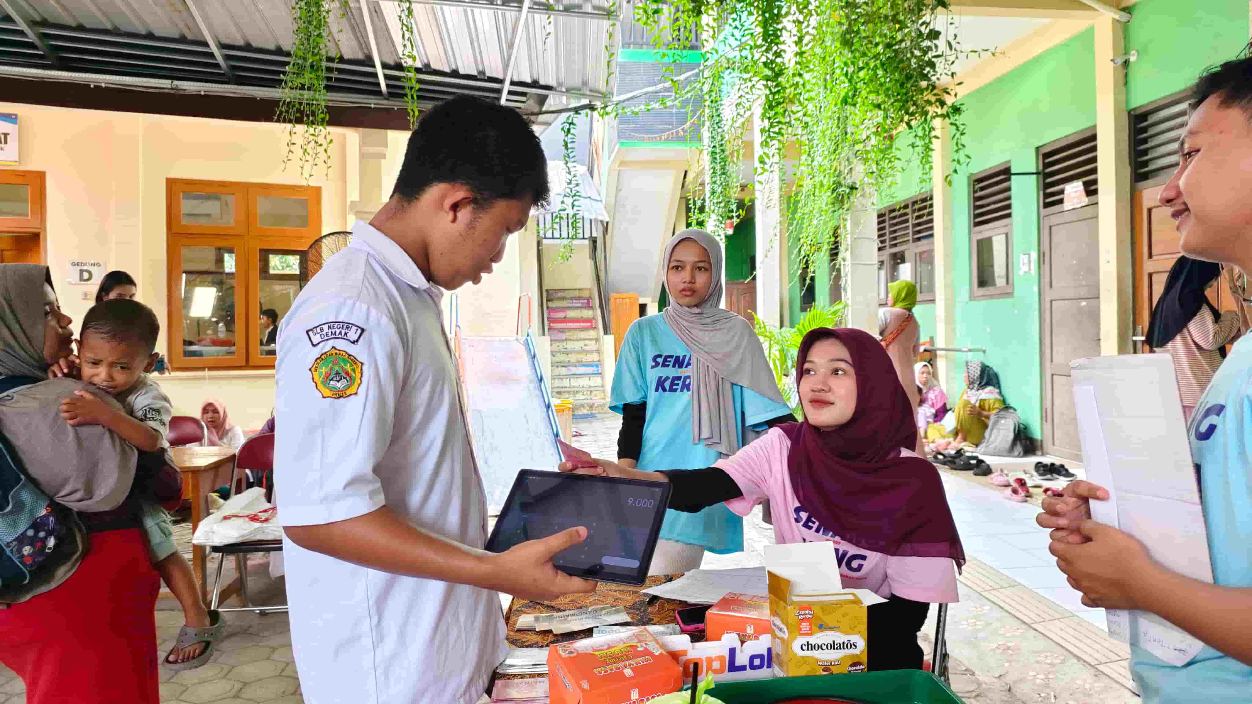 Universitas Stekom Asah Keterampilan Wirausaha dan Kasir bagi Siswa SLB Negeri Demak