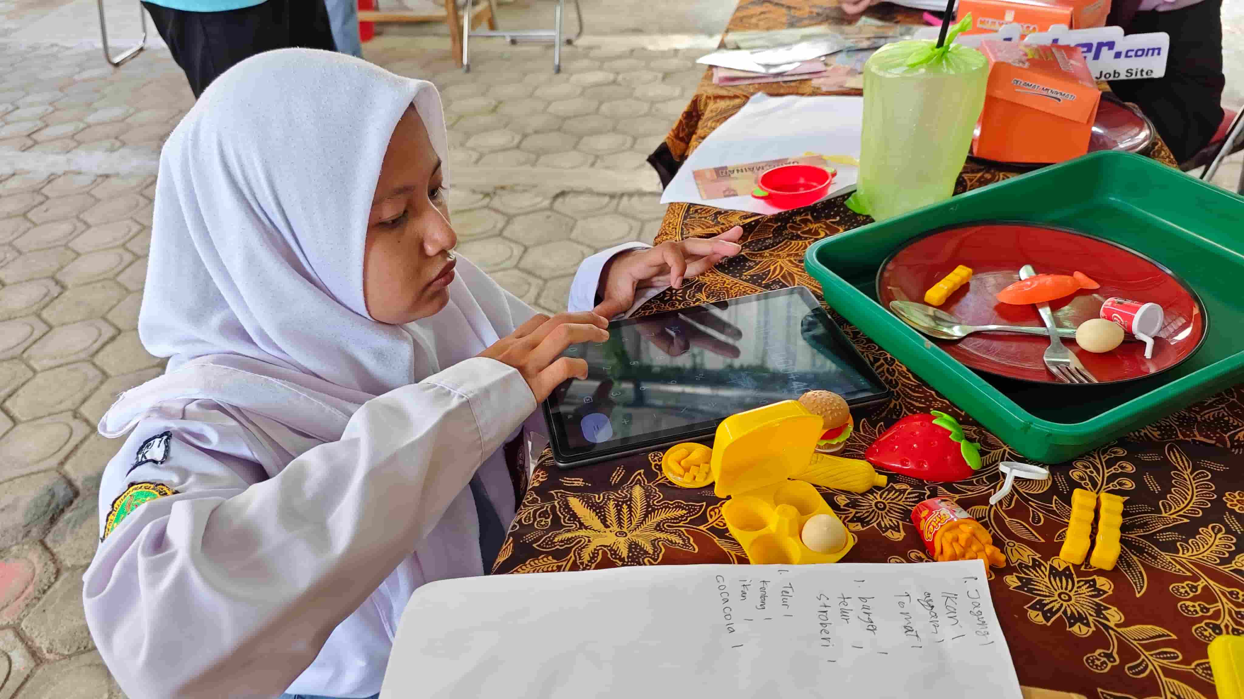 Universitas Stekom Asah Keterampilan Wirausaha dan Kasir bagi Siswa SLB Negeri Demak