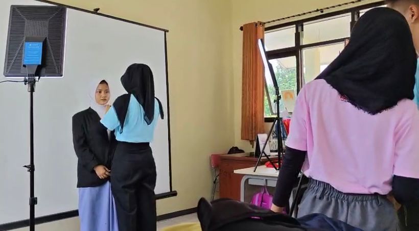Universitas STEKOM Bantu Siswa SLB Negeri Kendal Siap Kerja Melalui Pembuatan Video CV