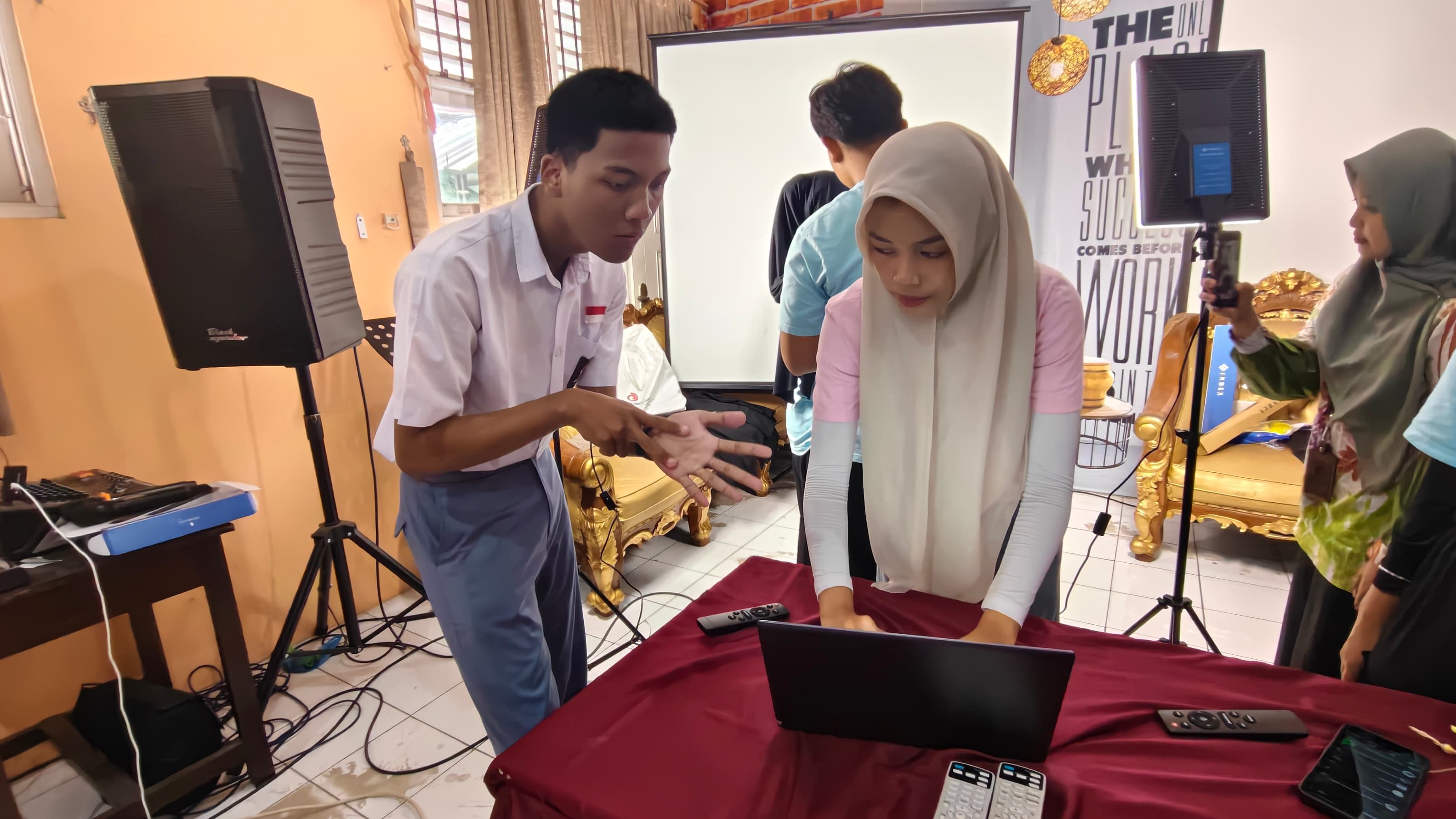 Universitas STEKOM Berikan Pelatihan dan Pembuatan CV bagi Siswa SLB Negeri Semarang
