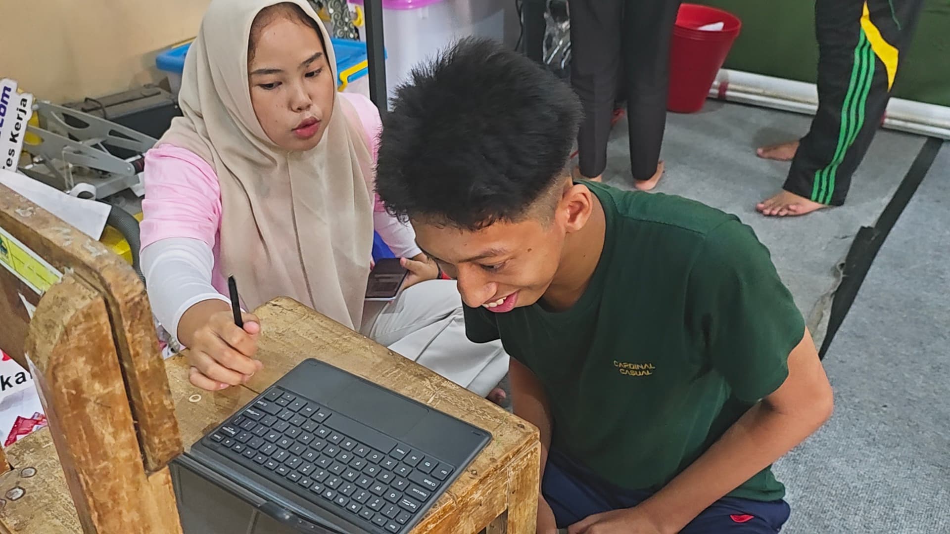 Universitas Stekom Berikan Pelatihan Laundry kepada Siswa SLB Negeri Batang untuk Perkuat Kemandirian