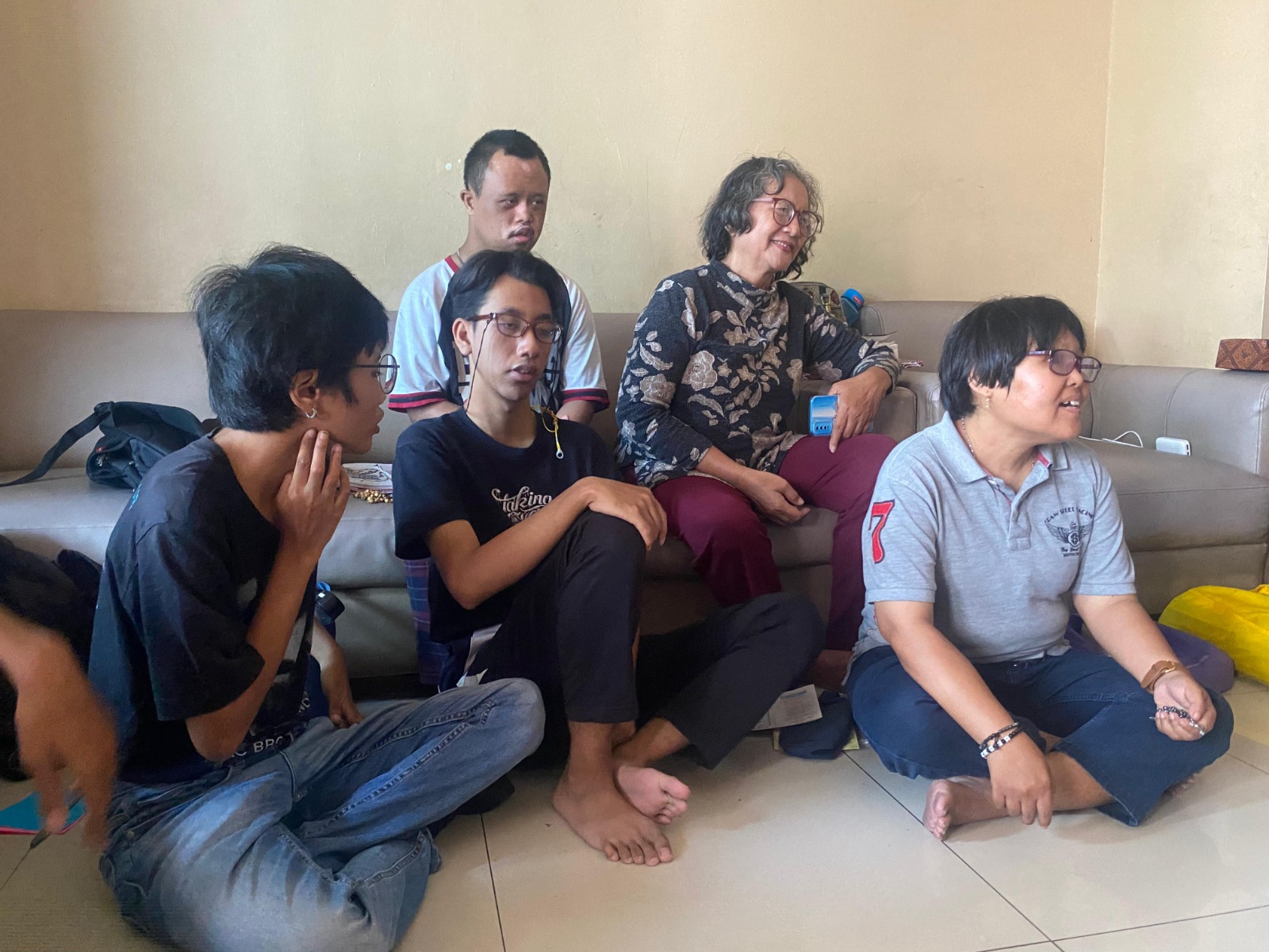 Universitas STEKOM Bersama Toploker.com Kunjungi Roemah Difabel Dukung Semangat Belajar dan Kemandirian Anak Difabel