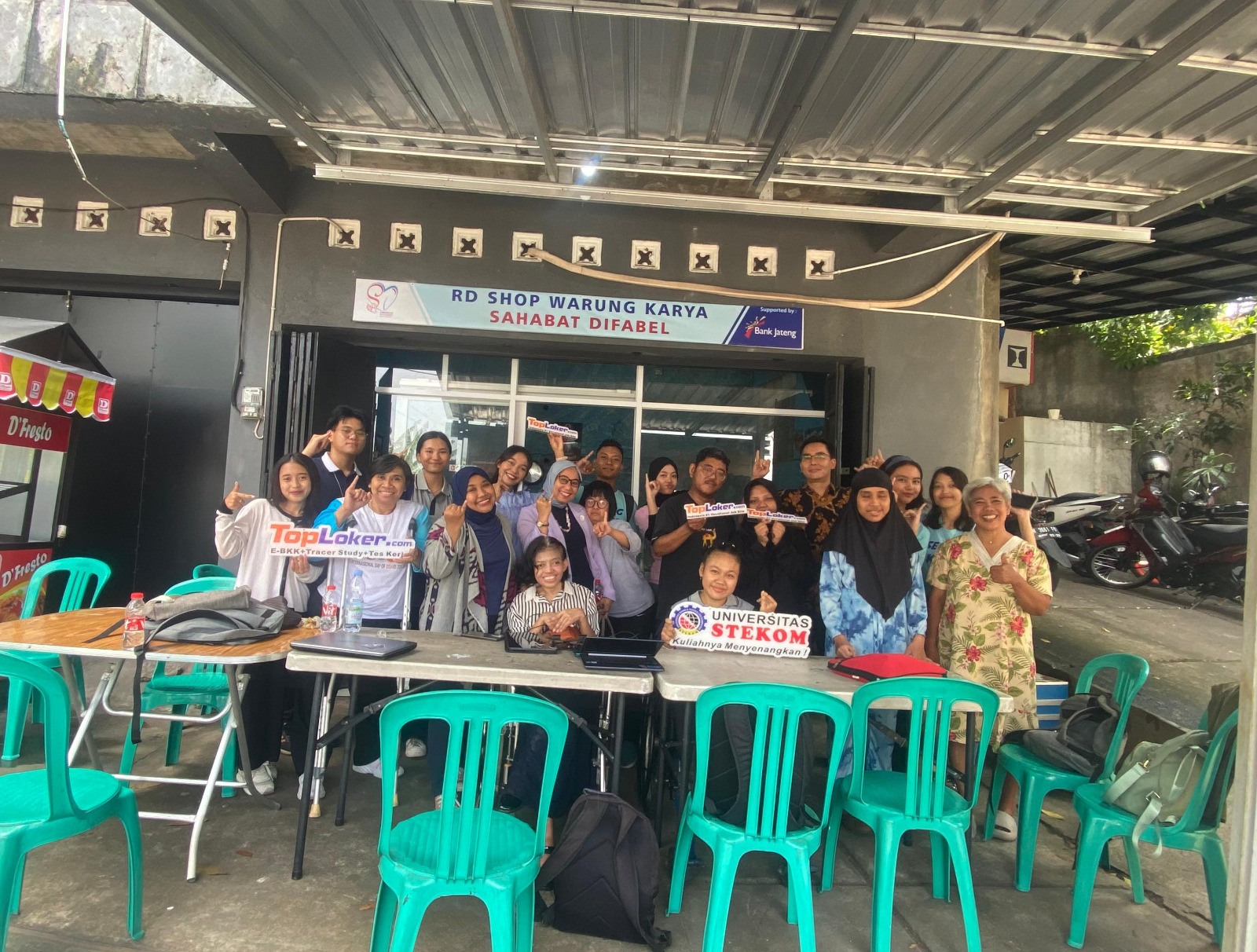 Universitas STEKOM Bersama Toploker.com Kunjungi Roemah Difabel Dukung Semangat Belajar dan Kemandirian Anak Difabel